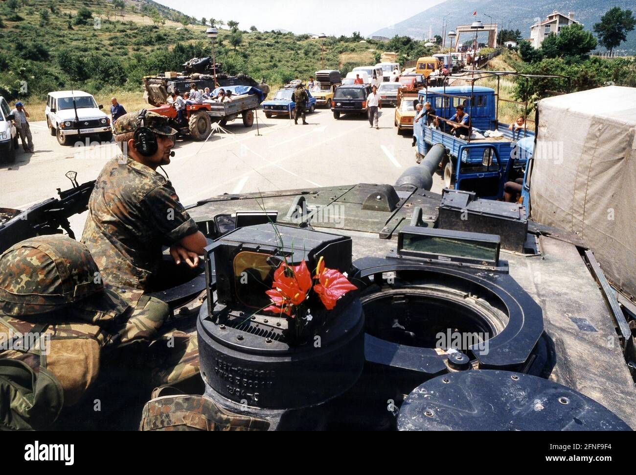 Fotodatum: 16.06.1999 Rückkehrende Flüchtlinge an der Grenze zu Albanien von einem deutschen Leopard 2-Panzer aus gesehen. [Automatisierte Übersetzung] Stockfoto