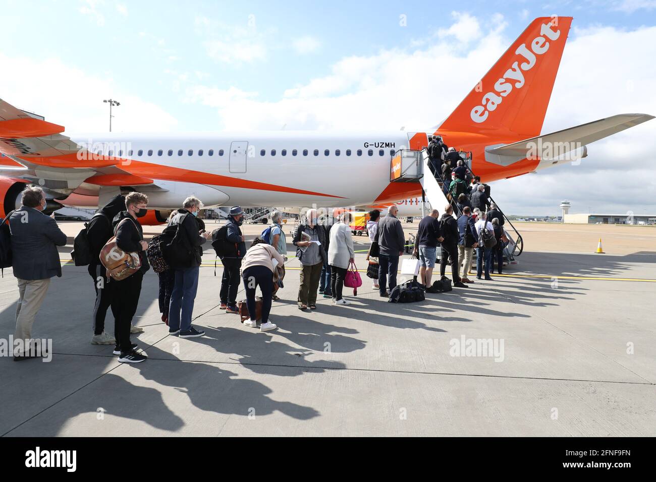 Passagiere bereiten sich auf einen easyJet-Flug nach Faro, Portugal, am Flughafen Gatwick in West Sussex vor, nachdem das Verbot des internationalen Freizeitverkehrs für Menschen in England nach der weiteren Lockerung der Sperrbeschränkungen aufgehoben wurde. Bilddatum: Montag, 17. Mai 2021. Stockfoto