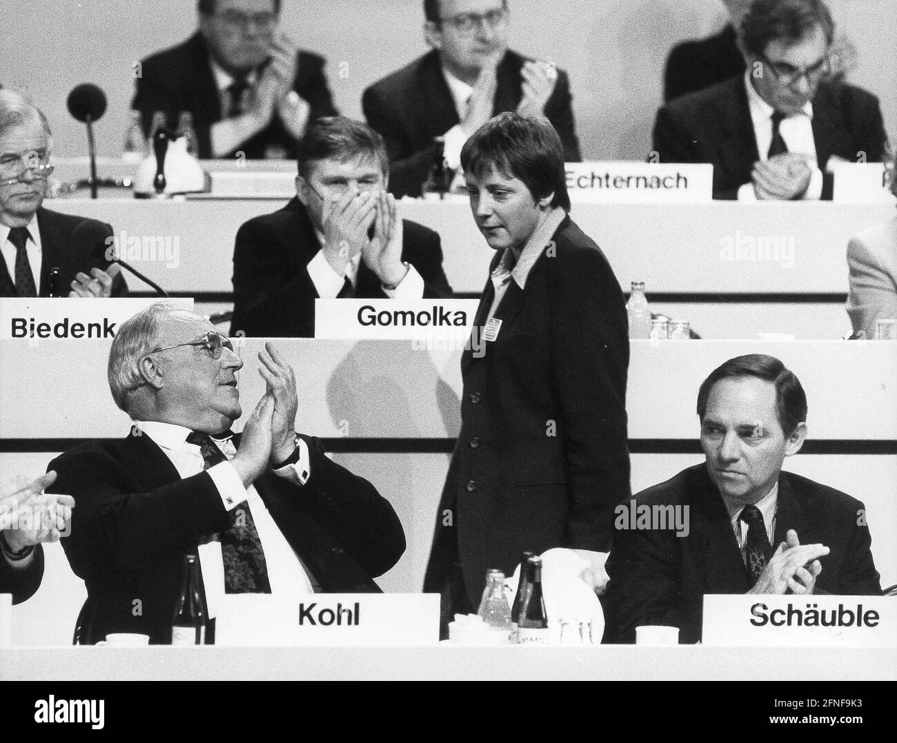 Bundeskanzler und CDU-Vorsitzender Helmut Kohl applaudiert auf dem Bundesparteitag der CDU in Dresden seiner neu gewählten Abgeordneten, der Bundesministerin für Frauenangelegenheiten Angela Merkel. Rechts von ihr befindet sich CDU/CSU-Fraktionschef Wolfgang Schäuble, im Hintergrund von links nach rechts. Kurt Biedenkopf und Alfred Gomolka. [Automatisierte Übersetzung] Stockfoto