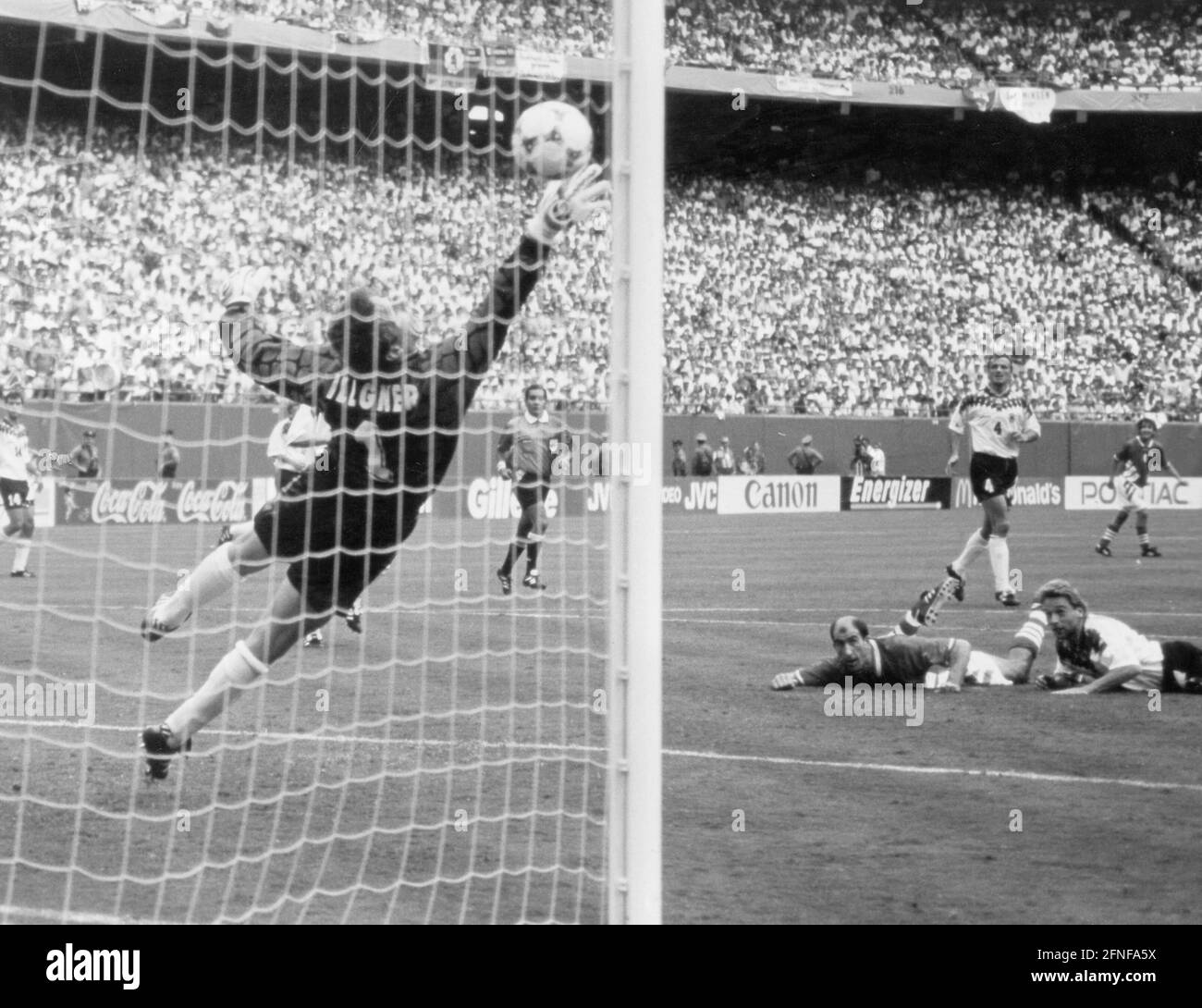 Aufnahmedatum: 10.07.1994 Letchkov am Boden schießt 2:1 für Bulgarien bei der WM 1994 in den USA - das Ende für Deutschland. [Automatisierte Übersetzung] Stockfoto