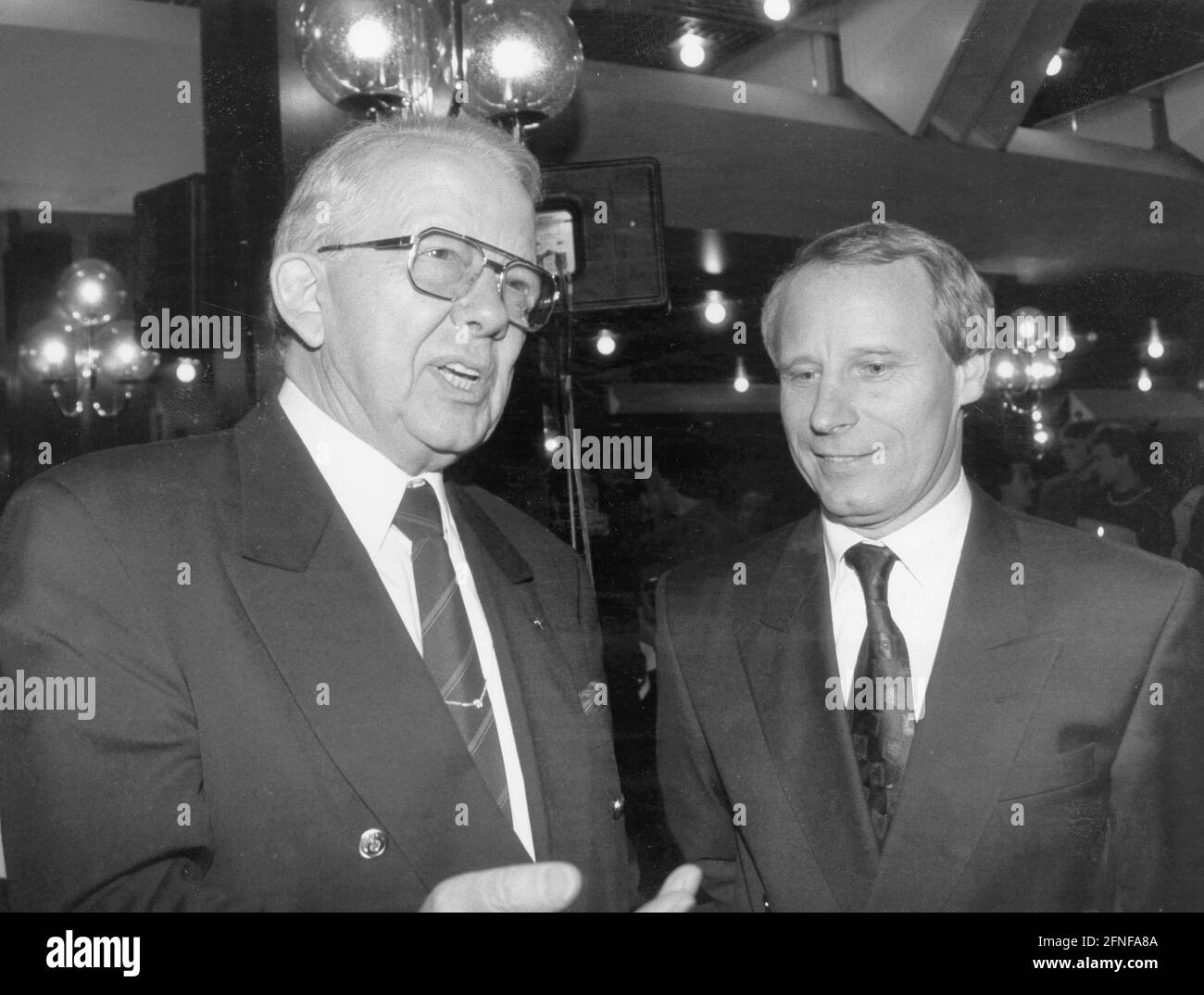 Foto: 25.11.1991 DFB-Präsident Hermann Neuberger (links) und Nationaltrainer Berti Vogts. [Automatisierte Übersetzung] Stockfoto