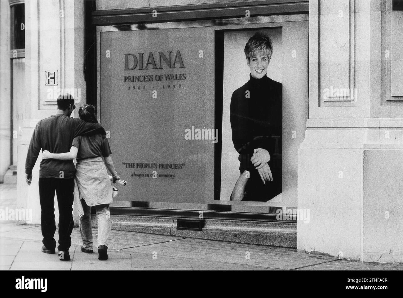 Datum: 06.09.1997 dekoriertes Schaufenster im Zentrum von London. [Automatisierte Übersetzung] Stockfoto