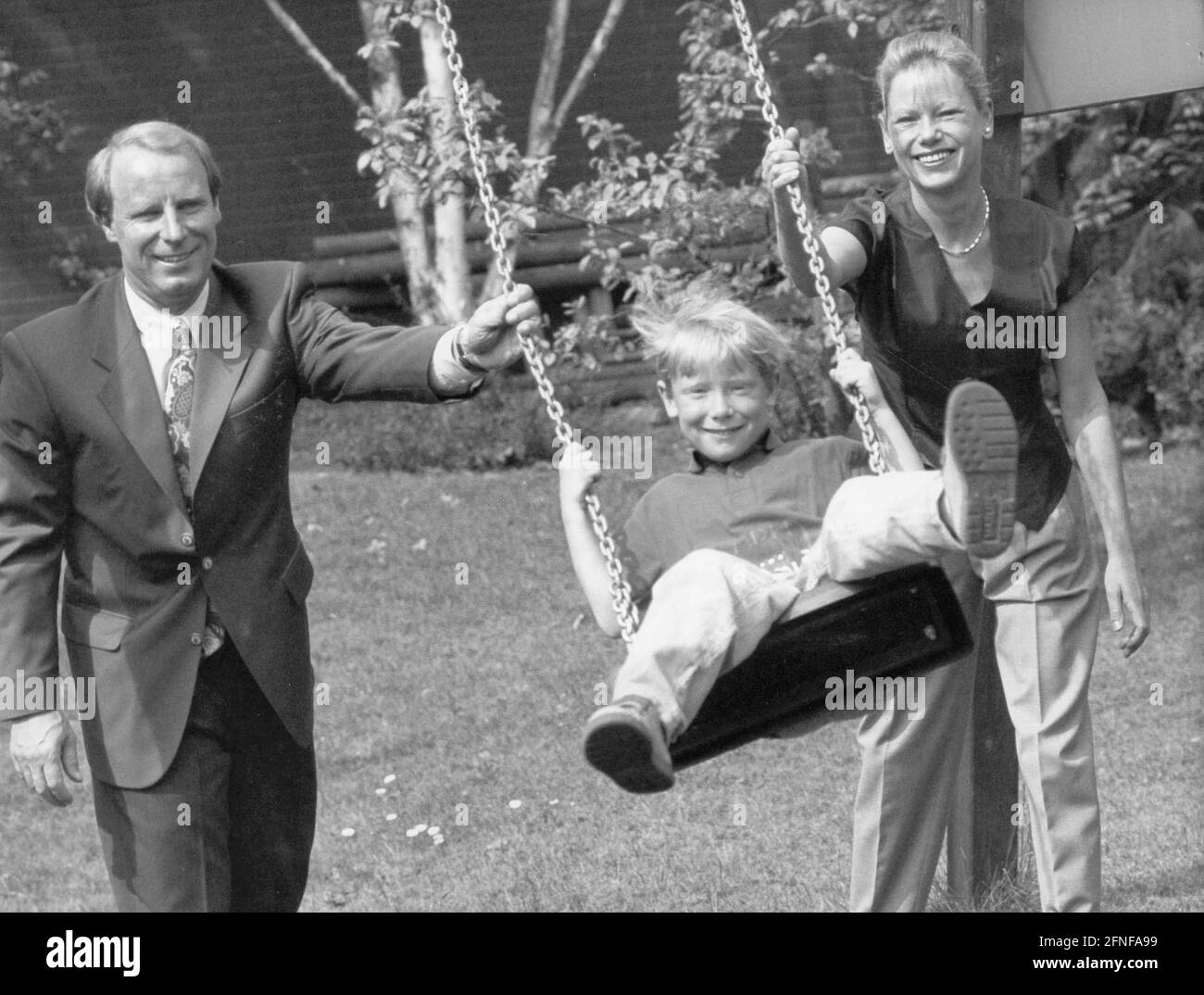 Nationaltrainer Berti Vogts mit Frau Monika und Sohn Justin auf der Schaukel. [Automatisierte Übersetzung] Stockfoto