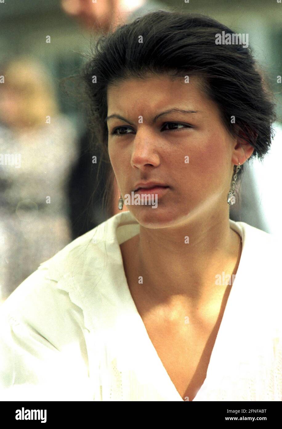 Aufnahmedatum: 06.05.1995 Sahra Wagenknecht - * 16.07.1969 PDS-Politikerin und Mitglied des Europäischen Parlaments, Mitglied des Vorstands der Linkspartei.PDS und Sprecherin der Kommunistischen Plattform, Portrait bei einer Open-Air-Veranstaltung der PDS in Berlin-Pankow [automatisierte Übersetzung] Stockfoto