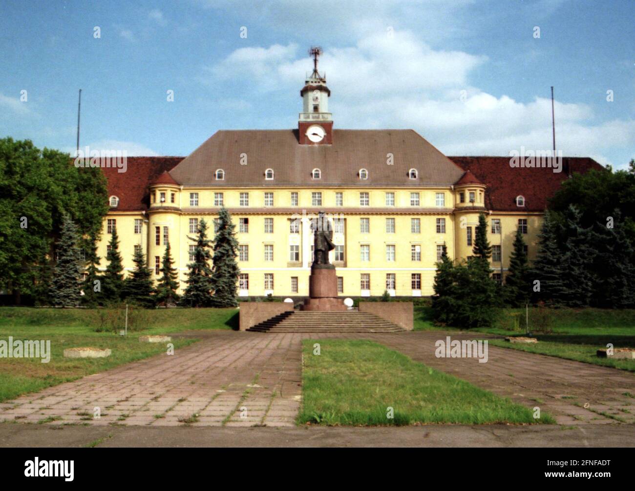 Offiziershaus im ehemaligen Hauptquartier der russischen Streitkräfte in Wünsdorf, Sitz des Oberbefehlshabers der westlichen Gruppe, bis 1990 Gruppe der sowjetischen Streitkräfte in der DDR (GSSD), vor dem Gebäude eine Lenin-Statue Stockfoto