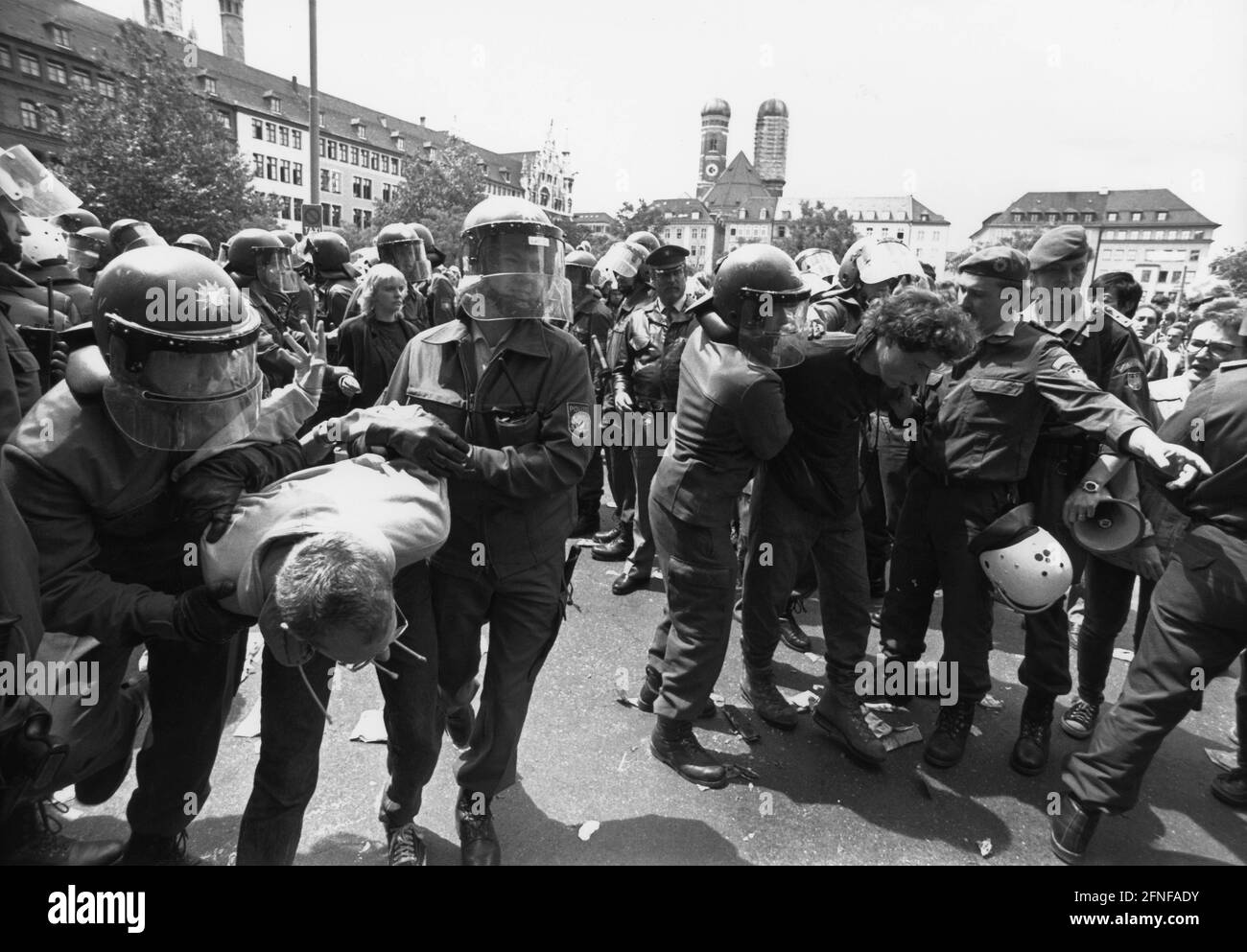 Aufnahmedatum: 06.07.1992 bayerische Polizeibeamte brechen eine nicht autorisierte Demonstration gegen den Weltwirtschaftsgipfel in München auf. Etwa 400 Menschen wurden am Morgen der Gipfeleröffnung eingekreist und zur Identifizierung behandelt. [Automatisierte Übersetzung] Stockfoto