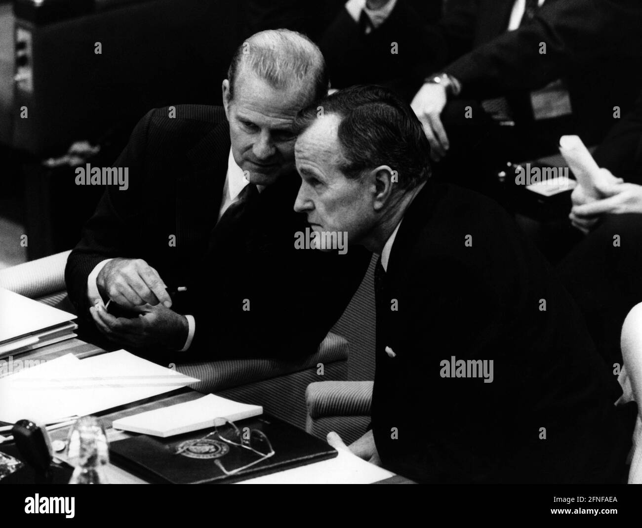 US-Außenminister James Baker (links) mit US-Präsident George Herbert Walker Bush bei einem NATO-Gipfel in Brüssel, 5. Dezember 1989. [Automatisierte Übersetzung] Stockfoto