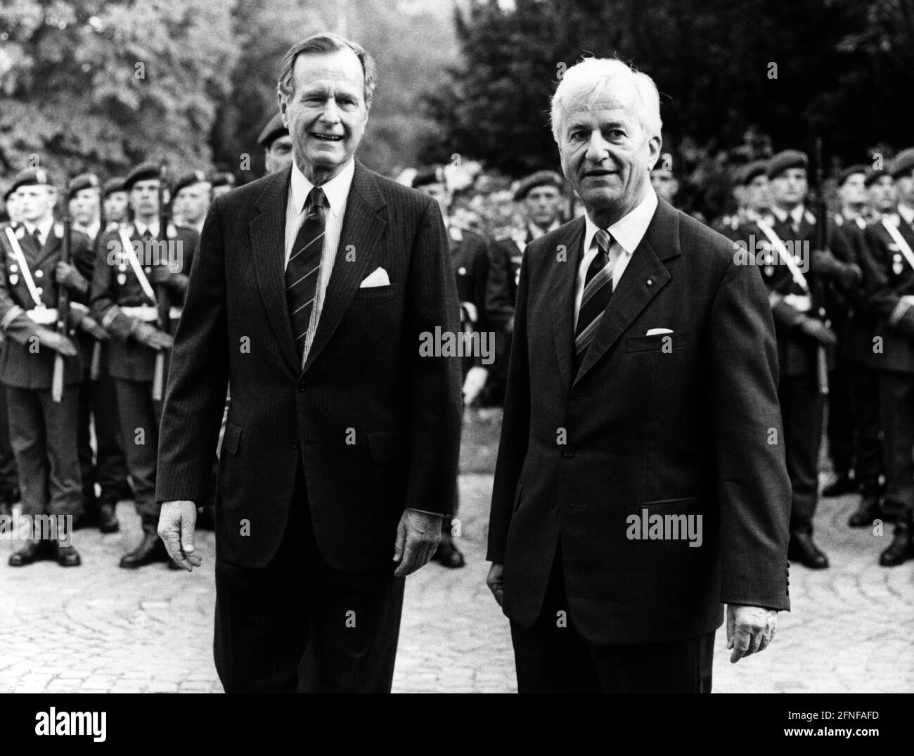 US-Präsident George Herbert Walker Bush wird in Bonn von Bundespräsident Richard von Weizsäcker (rechts) während seines Deutschlandbesuchs mit militärischen Ehren empfangen. [Automatisierte Übersetzung] Stockfoto