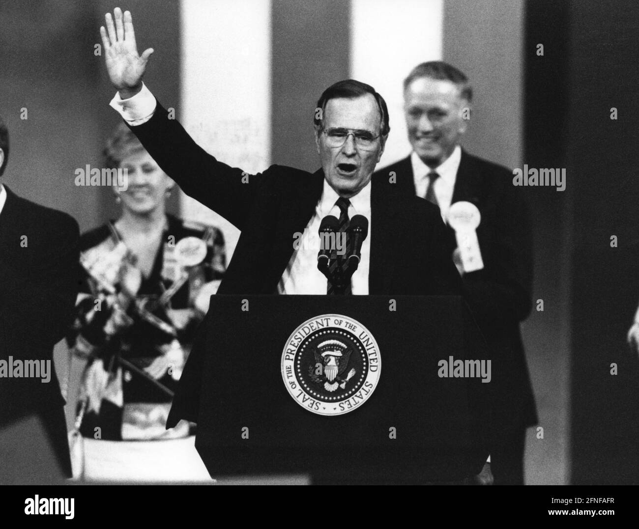 George Herbert Walker Bush während einer Rede über seinen Wahlkampf zur Wiederwahl in die Präsidentschaft vor Delegierten auf dem Kongress der Republikanischen Partei im Astrodome in Houston am 19. August. [Automatisierte Übersetzung] Stockfoto