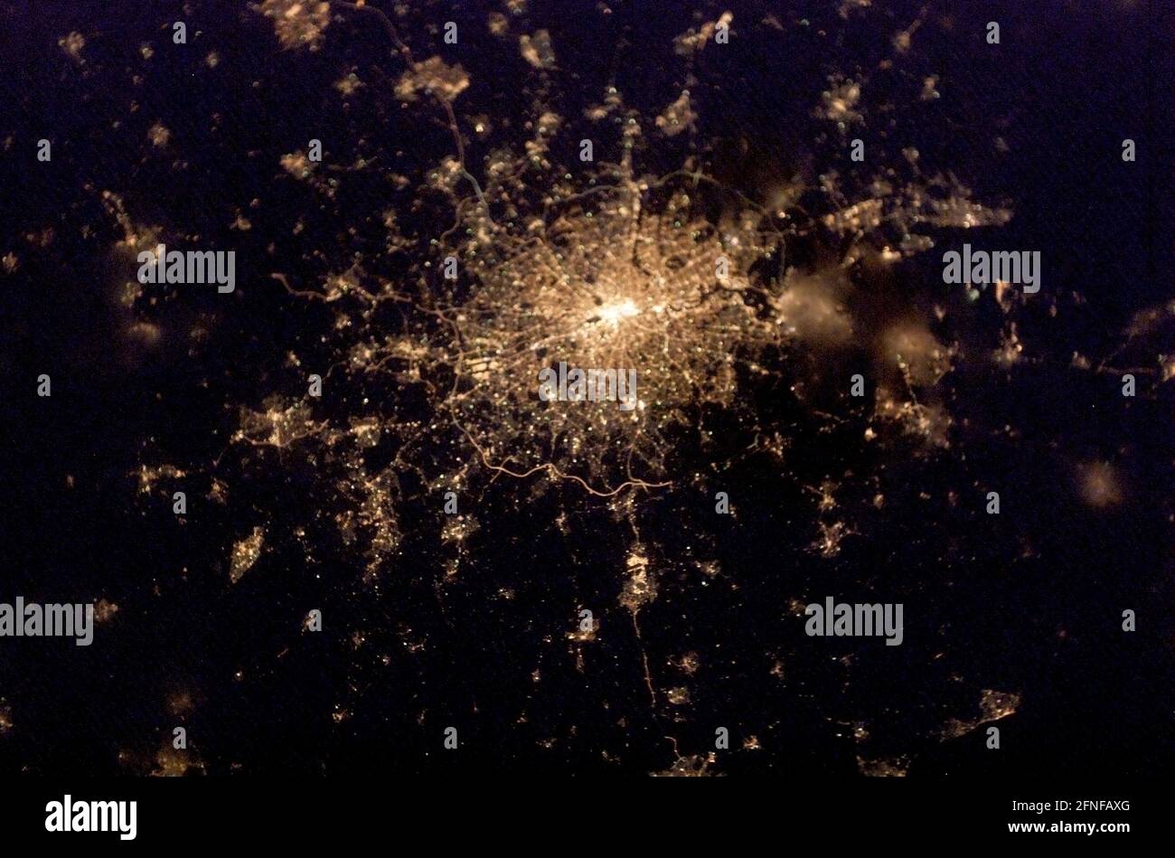LONDON, Großbritannien - 04. Februar 2003 - die Lichter von London, England, wurden von einem der Expedition 6 Besatzungsmitglieder mit einer digitalen Fotokamera aufgenommen Stockfoto