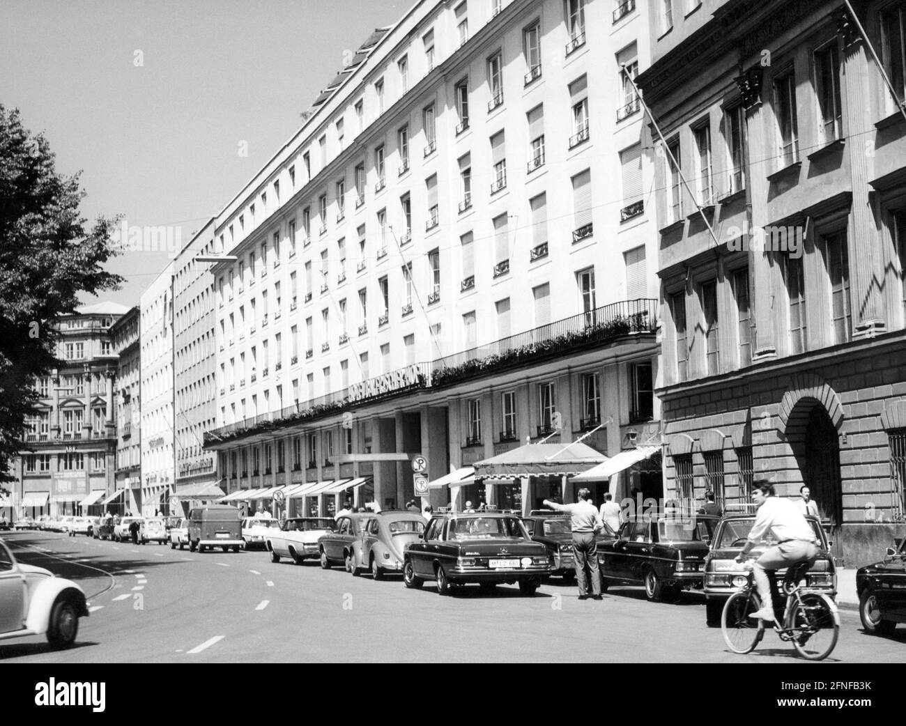 Blick auf das Hotel Bayerischer Hof in München. Undatierte Fotografie. [Automatisierte Übersetzung] Stockfoto