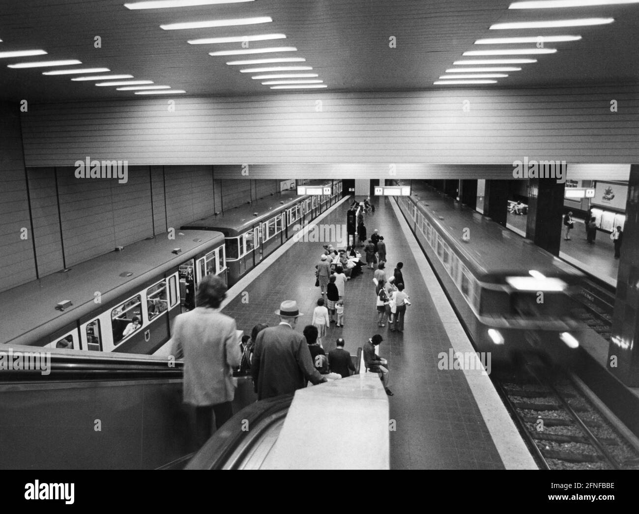 Die Fahrtreppen steigen an einer U-Bahnstation in München ab. [Automatisierte Übersetzung] Stockfoto