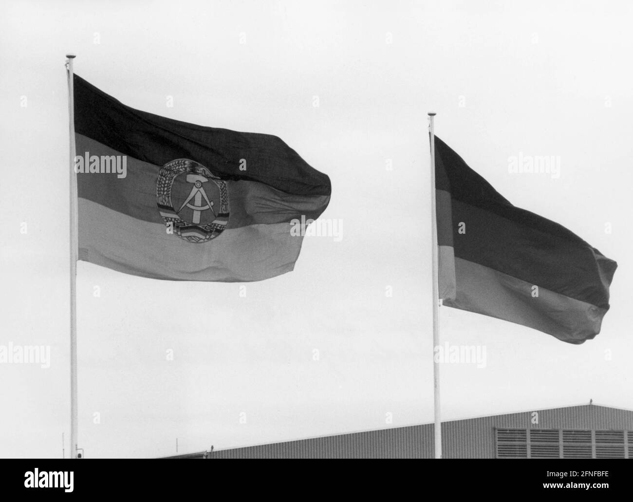 Die Flagge der Deutschen Demokratischen Republik mit Hammer, Kompass und Ohrkranz sowie die Flagge der Bundesrepublik Deutschland wurden nebeneinander gehisst. [Automatisierte Übersetzung] Stockfoto