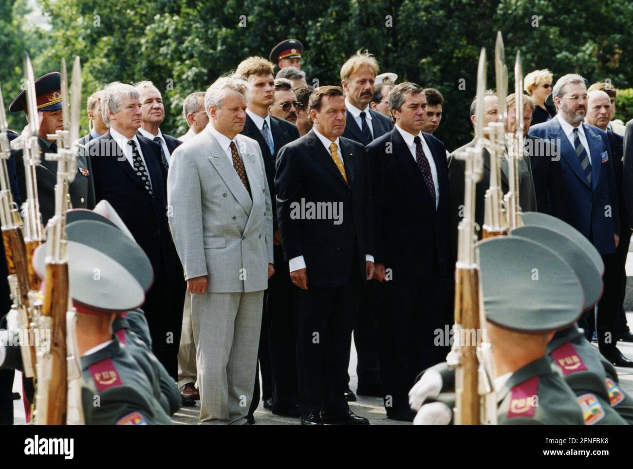 Jürgen Trittin, Bundesminister für Umwelt, Naturschutz und Reaktorsicherheit (links), und Bundeskanzler Gerhard Schröder (Mitte) besuchen das Grab des unbekannten Soldaten in der Ukraine. Diese Grabmarke erinnert an gefallene Soldaten, die nicht namentlich identifiziert werden können. [Automatisierte Übersetzung] Stockfoto