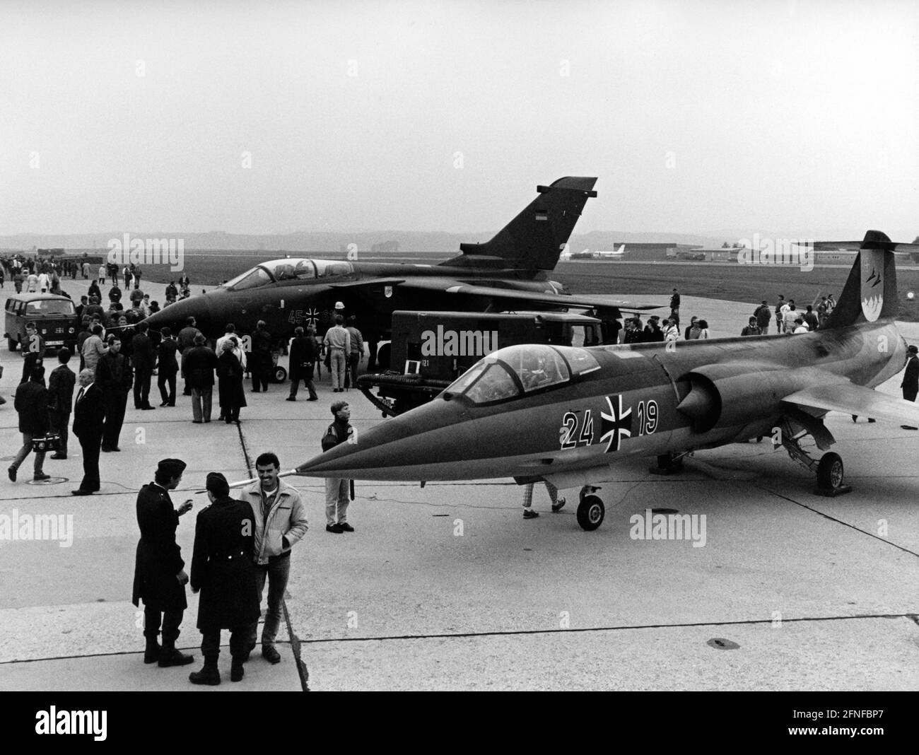 'Die Lockheed F-104 G Starfighter der Bundeswehr. Wegen seiner fast 300 Abstürze von 900 beschafften Exemplaren war der Starfighter für seine vielen Unfälle berüchtigt. Auf dem Bild sieht man den Ersatz des letzten Starfighters in Memmingen. Er wird durch den neuen Tornado (Heck) ersetzt, ein sogenanntes ''MRCA'' Multi Role Combat Aircraft. [Automatisierte Übersetzung]' Stockfoto