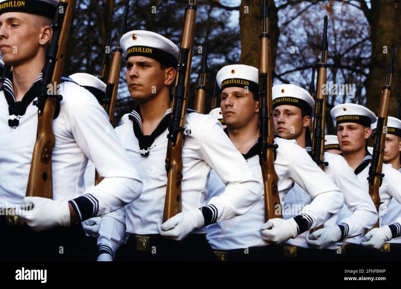 Die Marinegesellschaft des GardeBataillons marschiert in der