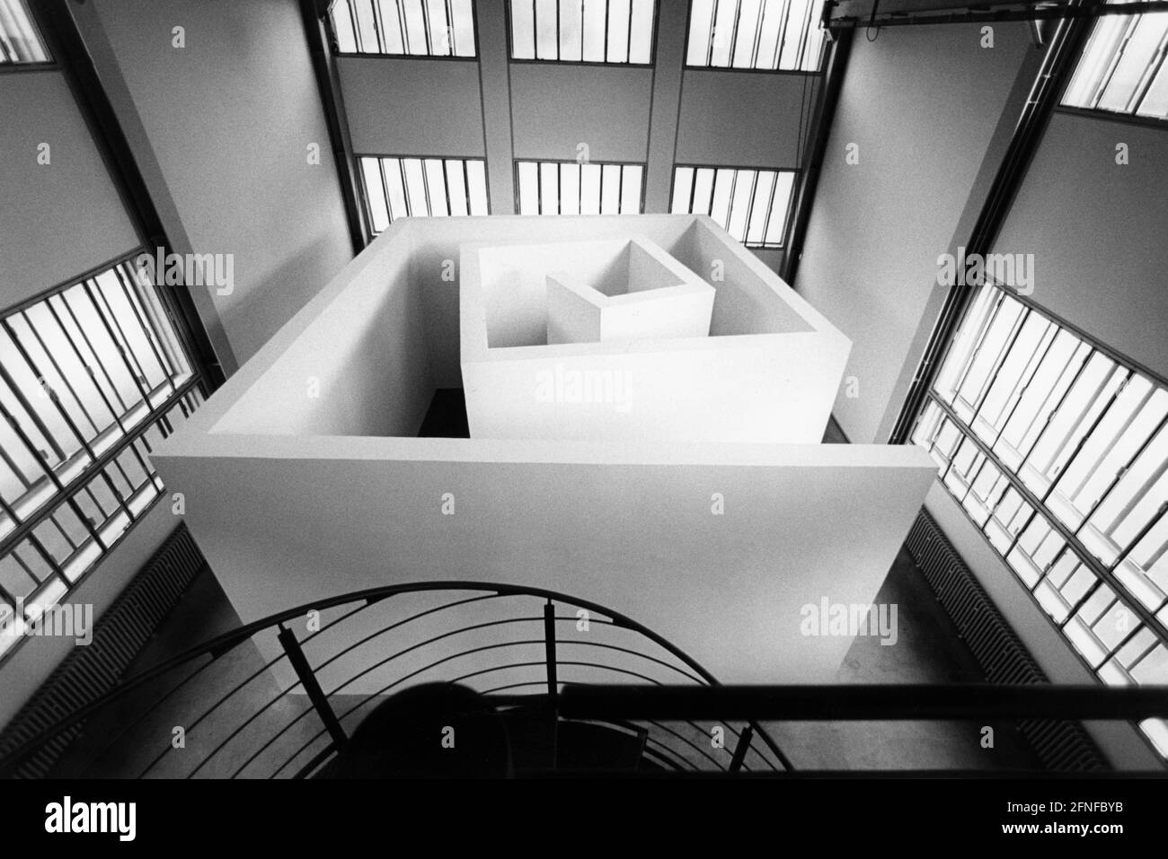 Blick in die Halle 6 des Industriekomplexes Zeche Zollverein in Essen im November 1993. In dieser Halle hat ein Messeunternehmen einen Laden eingerichtet. In der Mitte des Saals befindet sich eine Skulptur der Künstler Erwin Heerich, Katsuhito Nishikawa und Abraham David Christian. Die zeche Zollverein wurde im Rahmen des IBA Emscherpark-Projekts zur Internationalen Bauausstellung umgebaut. [Automatisierte Übersetzung] Stockfoto