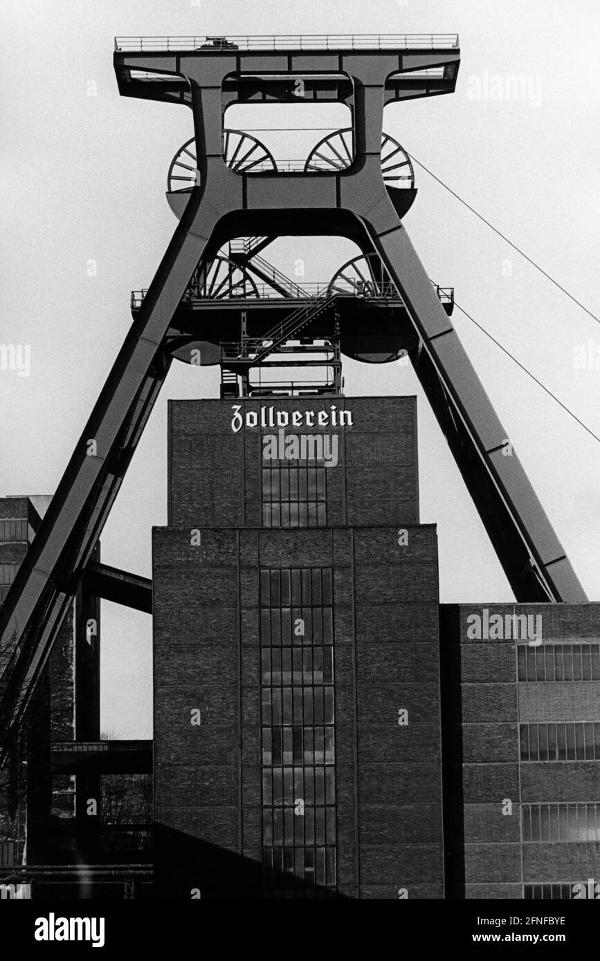 Schacht XII der Zeche Zollverein in Essen im November 1998 mit seinem markanten Windturm. Die Kolonie wurde zu einem Kulturzentrum und Museum umgebaut. Die Inschrift ''Zollverein'' ist unter dem Wickelturm zu lesen. [Automatisierte Übersetzung]' Stockfoto