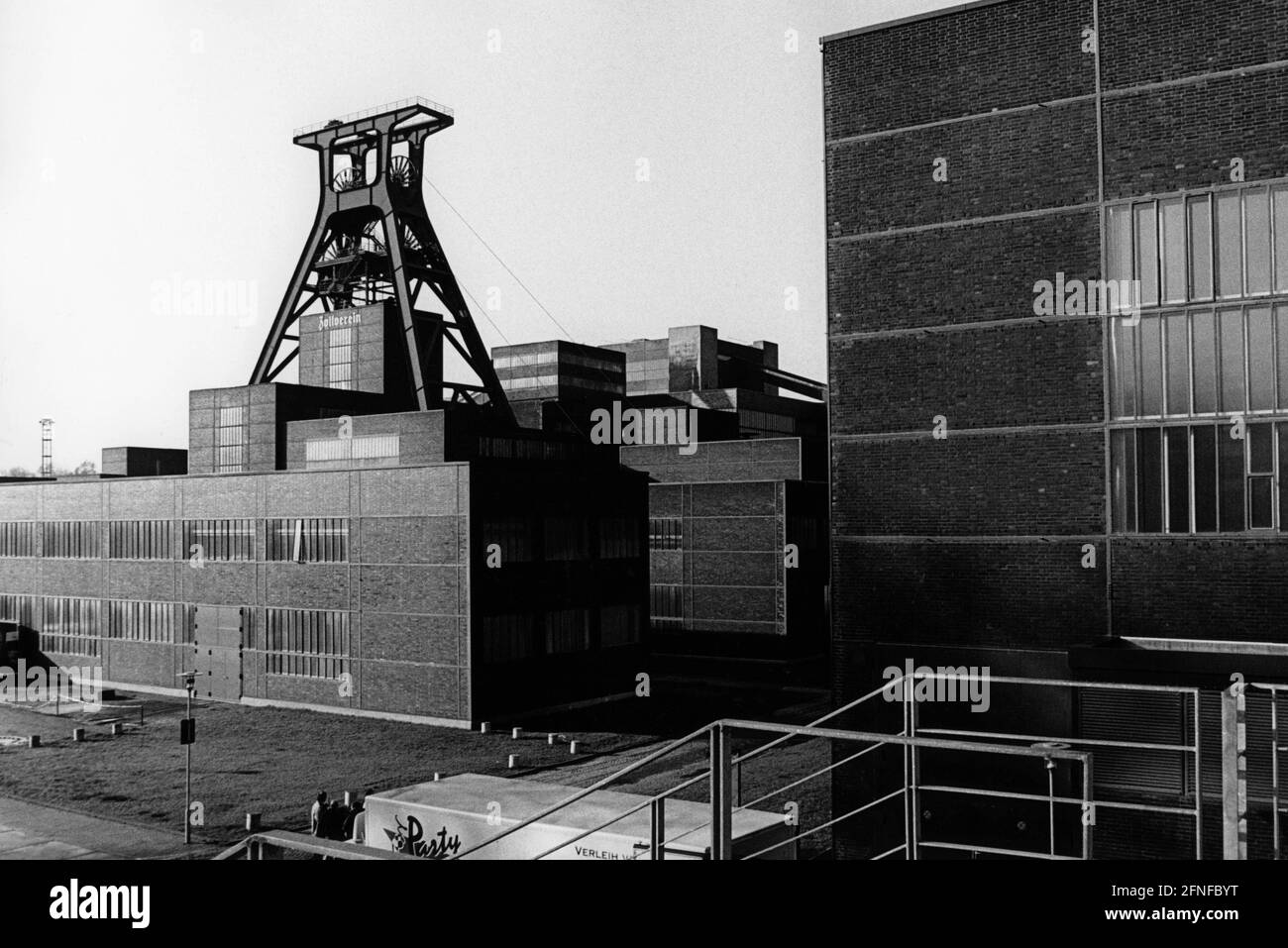 Schacht XII der Zeche Zollverein in Essen im November 1998 mit seinem markanten Windturm. Die Kolonie wurde zu einem Kulturzentrum und Museum umgebaut. Die Inschrift ''Zollverein'' ist unter dem Wickelturm zu lesen. [Automatisierte Übersetzung]' Stockfoto