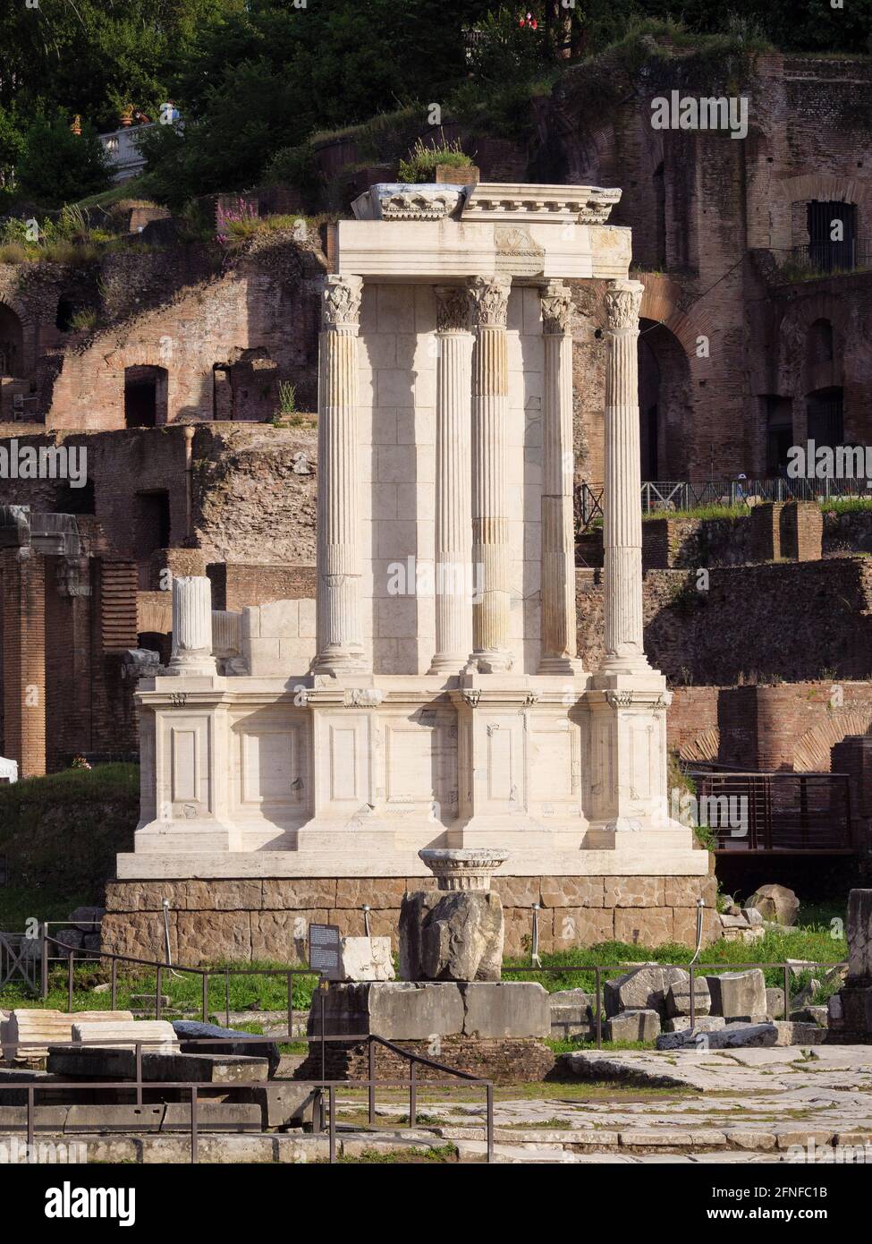 Rom. Italien. Überreste / Rekonstruktion des Tempels von Vesta (Tempio di Vesta) im Forum Romanum (Forum Romanum). Stockfoto