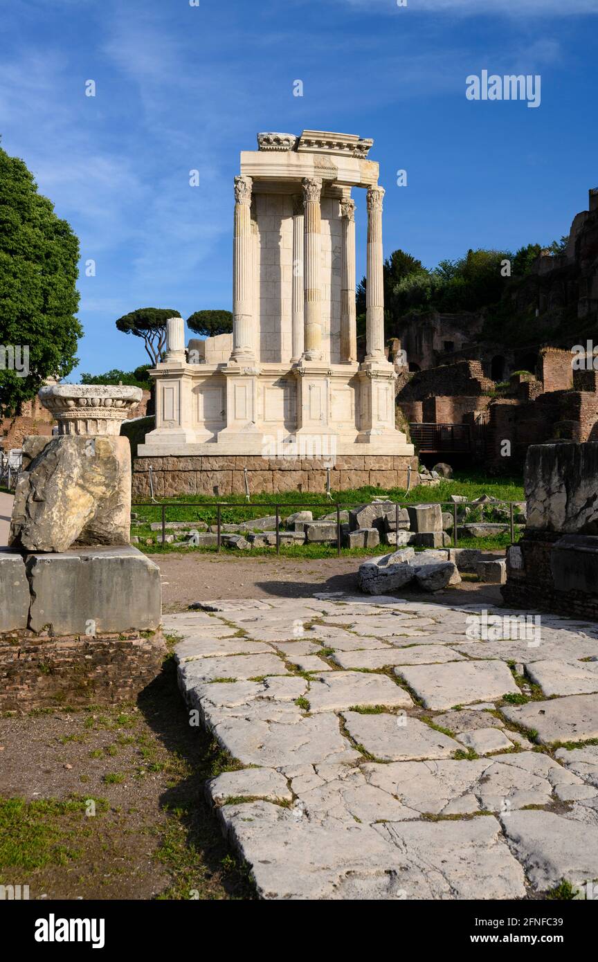 Rom. Italien. Überreste / Rekonstruktion des Tempels von Vesta (Tempio di Vesta) im Forum Romanum (Forum Romanum). Stockfoto