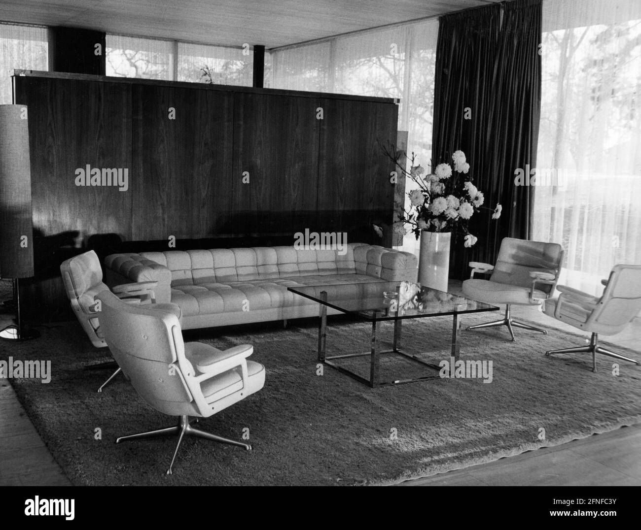 Das Wohnzimmer des Bundeskanzleramts in Bonn. Undatierte Fotografie, um 1965. [Automatisierte Übersetzung] Stockfoto