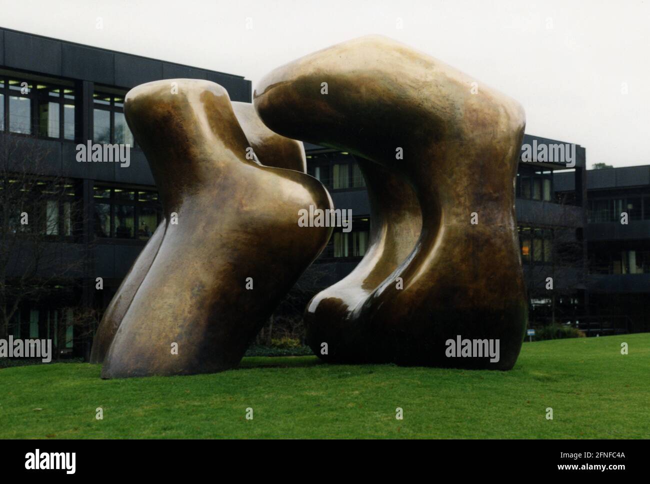 'Die Skulptur ''Large Two Forms'' des britischen Bildhauers Henry Moore vor dem Bundeskanzleramt in Bonn. [Automatisierte Übersetzung]' Stockfoto