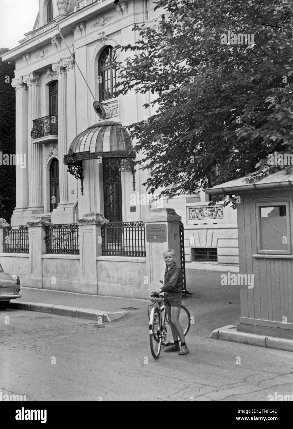 Ein Junge steht mit seinem Fahrrad vor der Generalkommission in Bukarest. Dort befindet sich die diplomatische Vertretung der Bundesrepublik Deutschland. [Automatisierte Übersetzung] Stockfoto