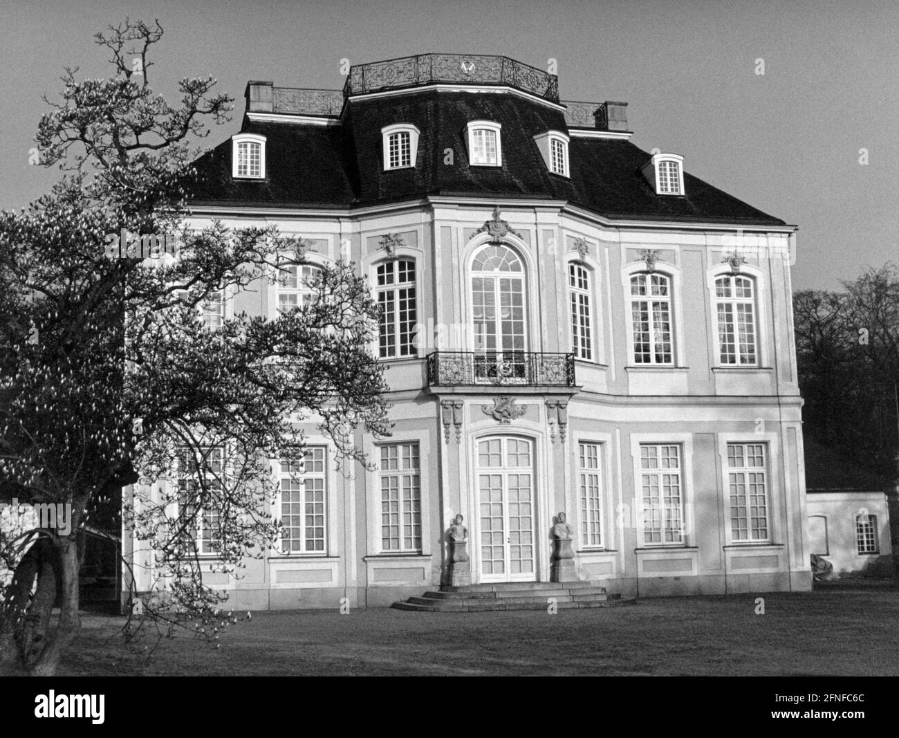 Bundeskanzler Helmut Kohl begrüßt die Staats- und Regierungschefs auf Schloss Falkenlust in Brühl während des Weltwirtschaftsgipfels. Undatierte Fotografie, wahrscheinlich 1998 aufgenommen. [Automatisierte Übersetzung] Stockfoto