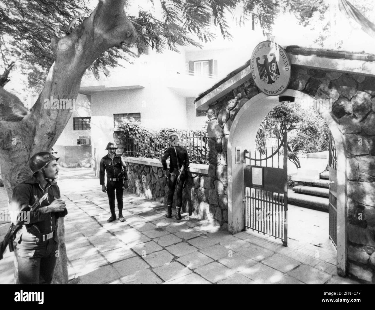 Die Botschaft der Bundesrepublik Deutschland in Kairo wird nach der Attentat auf den ägyptischen Präsidenten Sadat ohne Unterbrechung von Militär und Polizei überwacht. [Automatisierte Übersetzung] Stockfoto