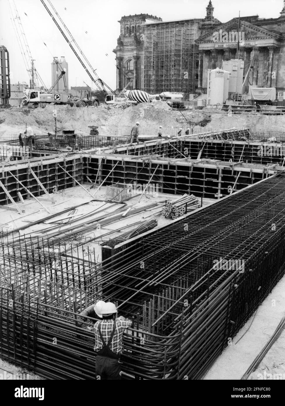 Das Reichstagsgebäude wird umgebaut, das Gebäude wurde 1999 fertiggestellt, danach zog der Deutsche Bundestag wieder hier ein. Der Reichstag wurde 1884 im Stil der italienischen Hochrenaissance mit Elementen der deutschen Renaissance und des Neobarocks erbaut. Eine besondere Neuheit war die Kuppelkonstruktion aus Glas und Stahl. Von 1961 bis 1973 wurde das Gebäude wieder aufgebaut. [Automatisierte Übersetzung] Stockfoto