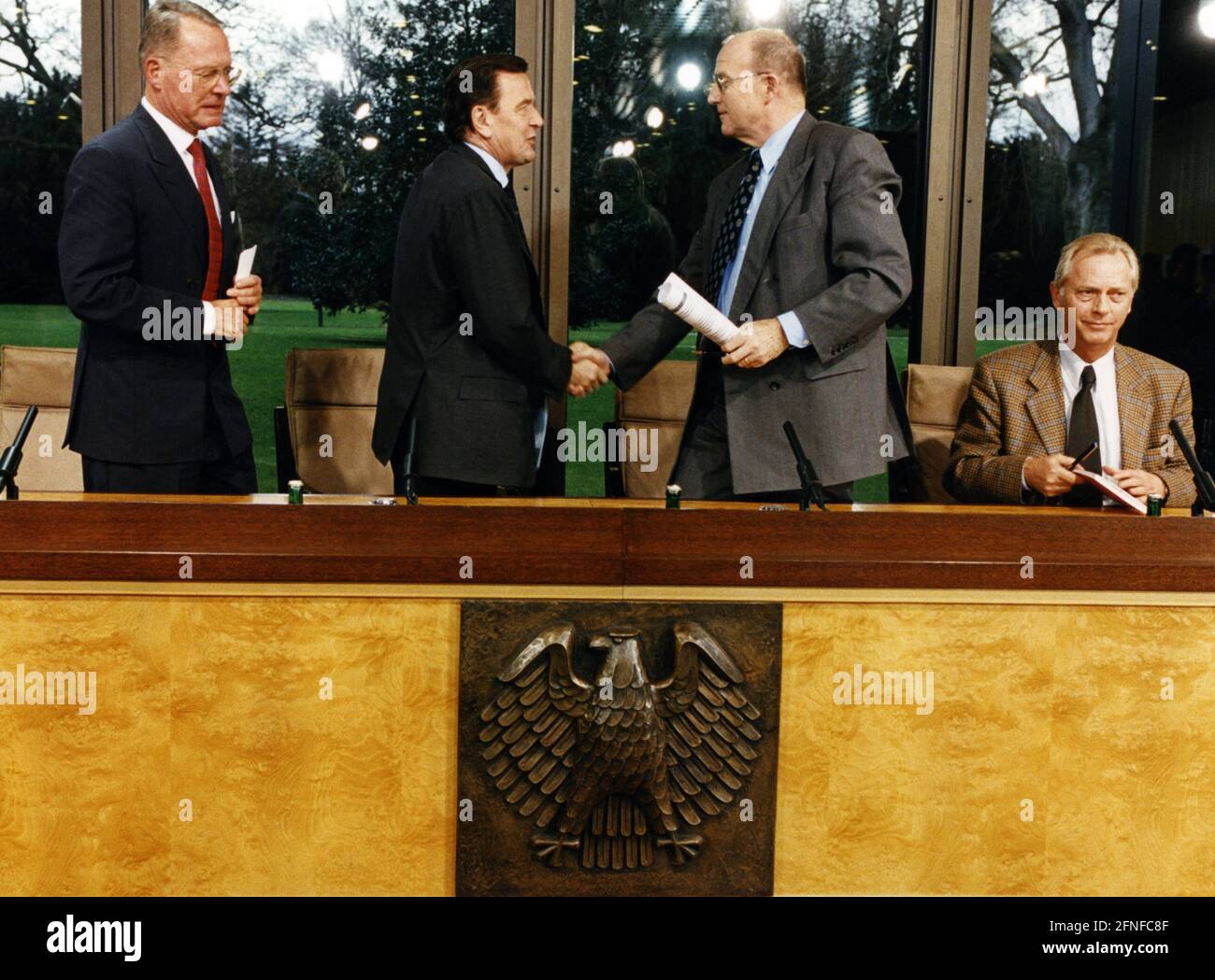 „Bundeskanzler Gerhard Schröder schüttelt nach einer Diskussion über das „Bündnis für Arbeitsplätze“ die Hände mit dem IG Metall-Vorsitzenden Klaus Zwickel. Dieses Foto zeigt von links: Der Präsident des Bundesverbandes der Deutschen Industrie, Hans-Olaf Henkel, Bundeskanzler Gerhard Schröder, der Vorsitzende der IG Metall, Klaus Zwickel, und Regierungssprecher Uwe Karsten Heye. [Automatisierte Übersetzung]' Stockfoto