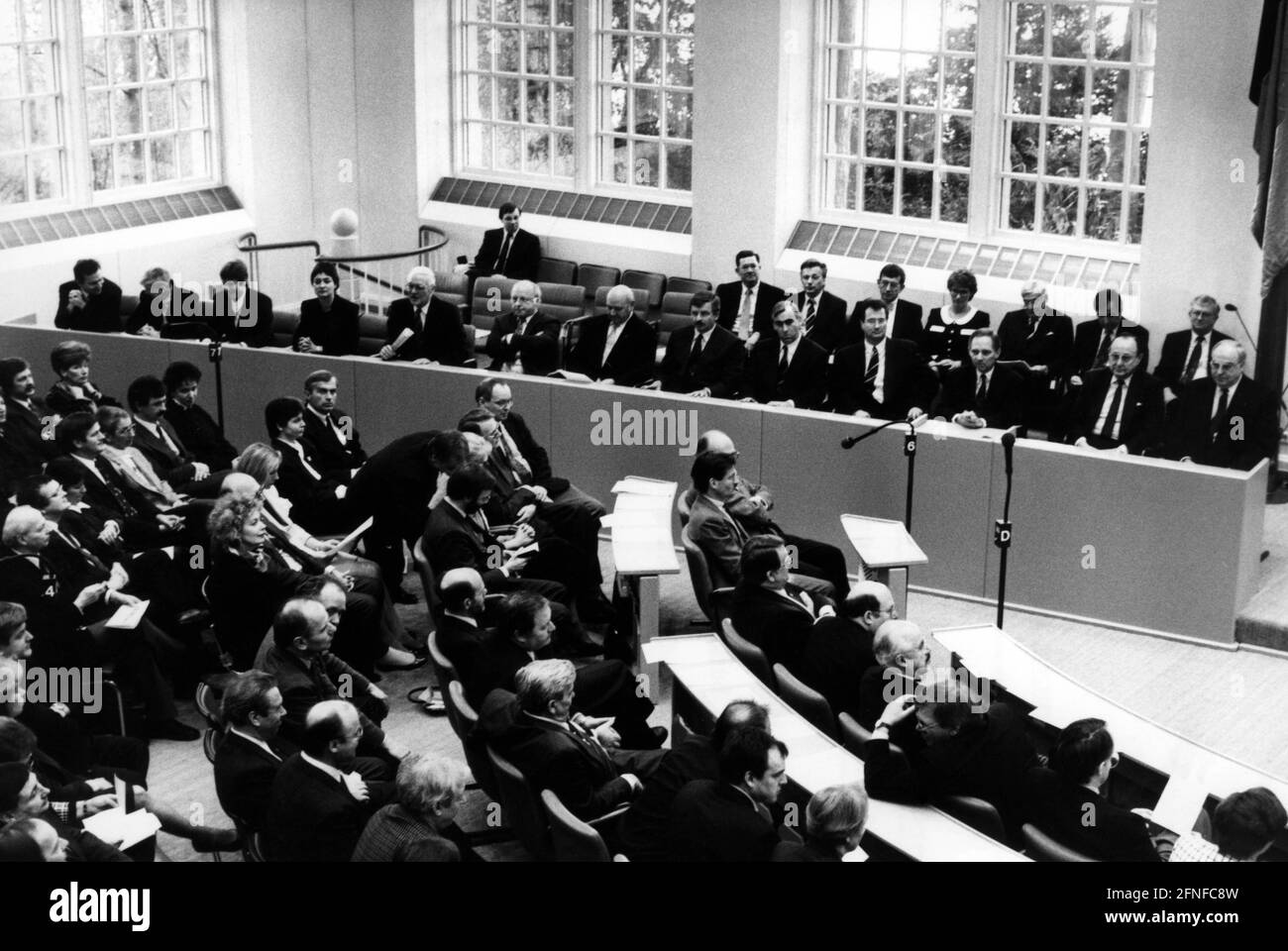 Vereidigung der neuen Bundesregierung im Deutschen Bundestag. Neben der Flagge sitzt der neue Bundeskanzler Helmut Kohl. [Automatisierte Übersetzung] Stockfoto