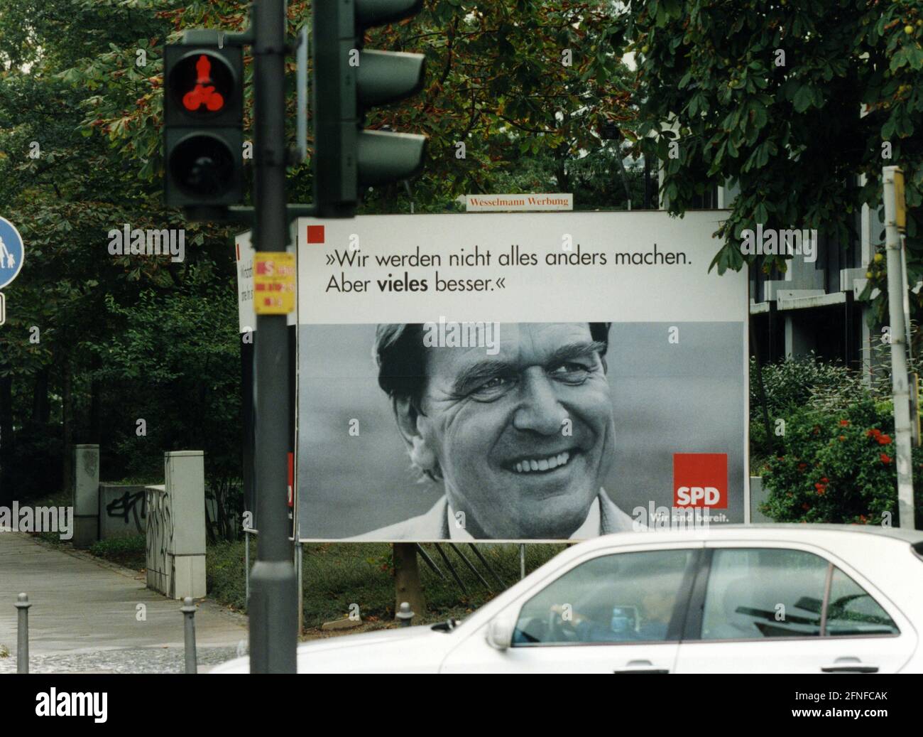 "Das SPD-Wahlplakat zeigt das Porträt von Gerhard Schröder, dem SPD-Kanzlerkandidat, und das Versprechen: "Wir werden nicht alles anders machen. Aber viele Dinge sind besser.'' [Automatisierte Übersetzung]' Stockfoto