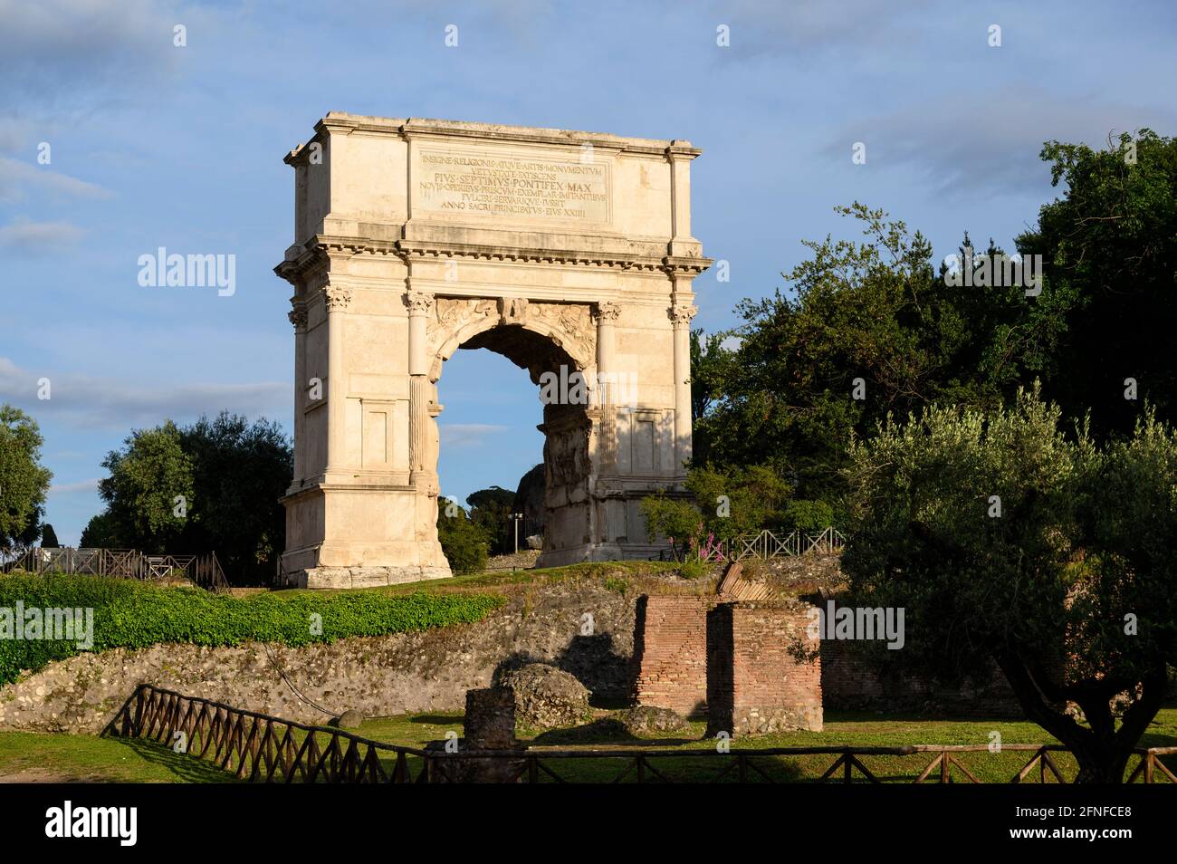 Rom. Italien. Der Titusbogen (Arco di Tito) 1. Jh. n. Chr., an der Via Sacra des römischen Forums. Erbaut vom römischen Kaiser Domitian, um seiner zu gedenken Stockfoto