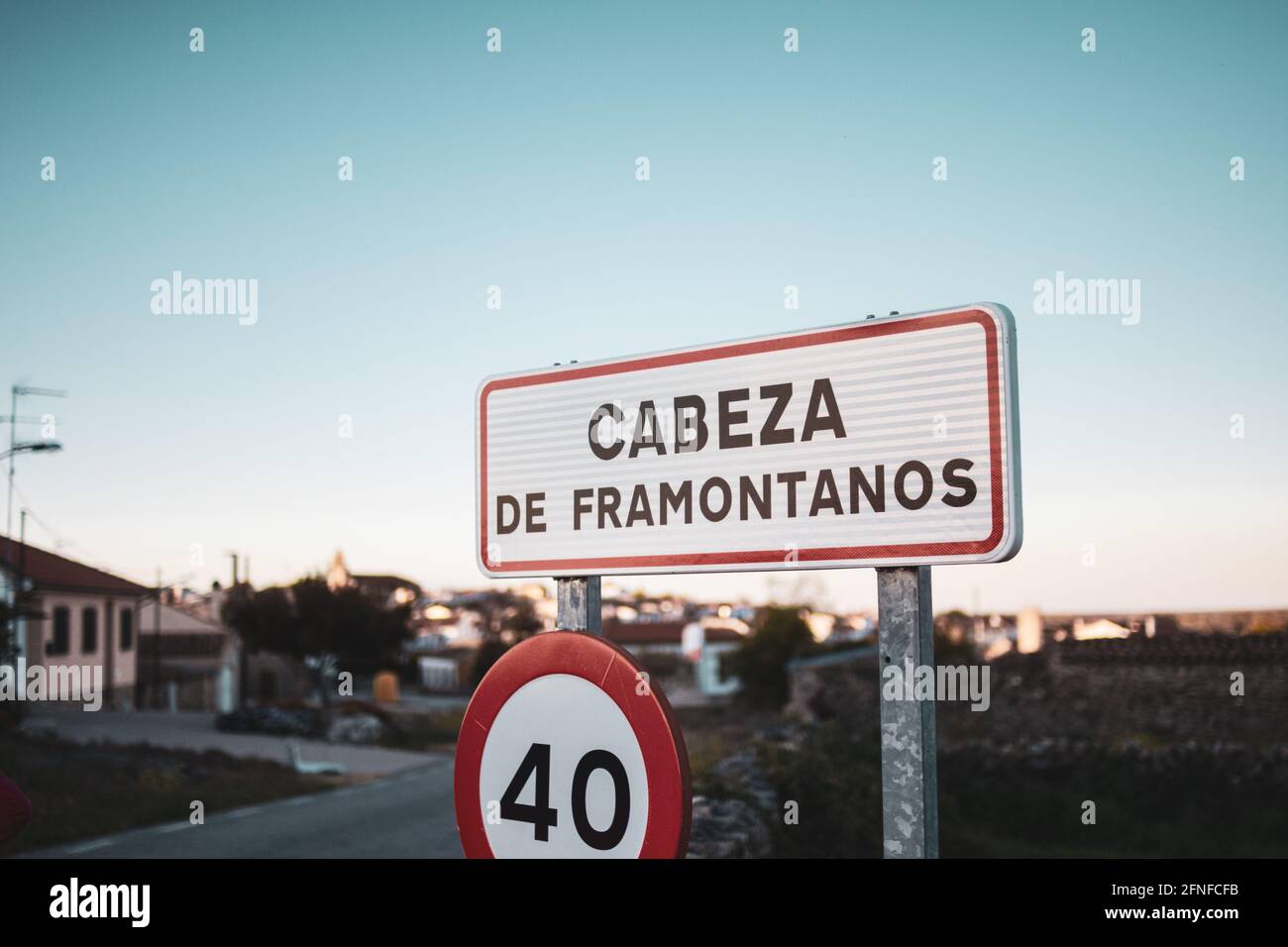 Schild an der Straße mit dem Ziel des Kartells Cabeza de Framontanos, Salamanca Stockfoto