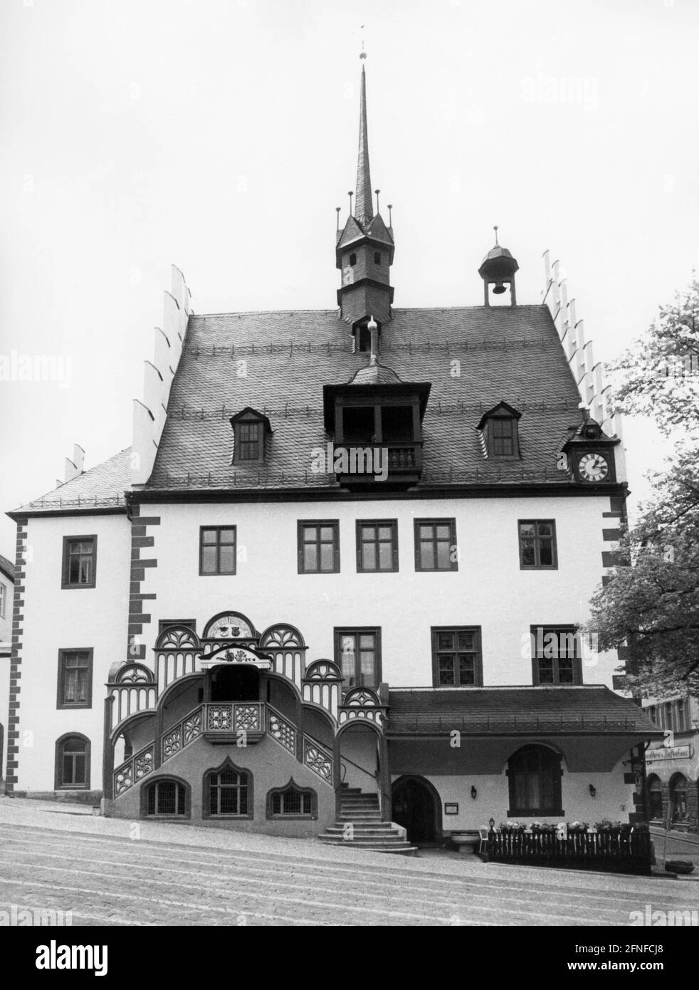 Vorderansicht des spätgotischen Rathauses, das zwischen 1478 und 1531 im thüringischen Pößneck mit einer überdachten Treppenflucht im Renaissancestil erbaut wurde. [Automatisierte Übersetzung] Stockfoto