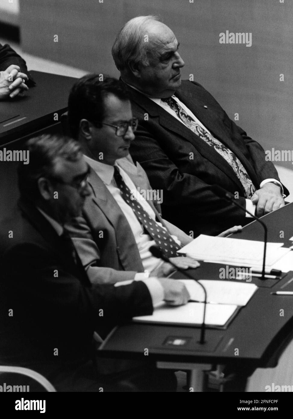 Während der Haushaltsdebatte auf der Regierungsbank im Deutschen Bundestag von links nach rechts. Bundesfinanzminister Theo Waigel (CSU), Bundesaußenminister Klaus Kinkel (FDP) und Bundeskanzler Helmut Kohl (CDU). [Automatisierte Übersetzung] Stockfoto