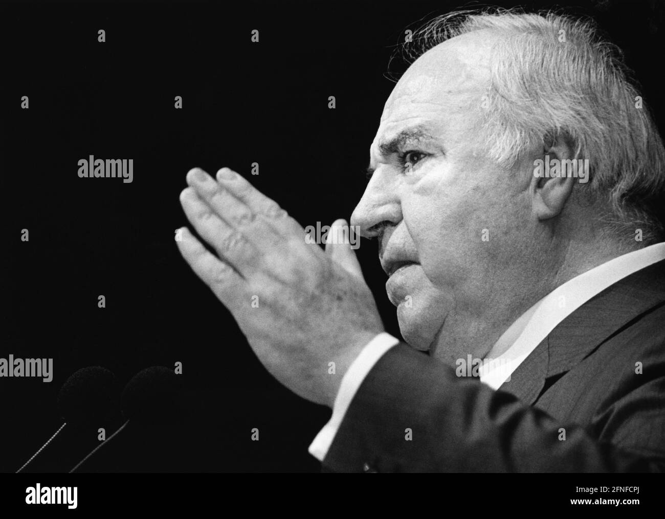 Bundeskanzler und CDU-Fraktionsvorsitzende Helmut Kohl hält zu Beginn des Landtagswahlkampfes in Niedersachsen eine Rede. [Automatisierte Übersetzung] Stockfoto