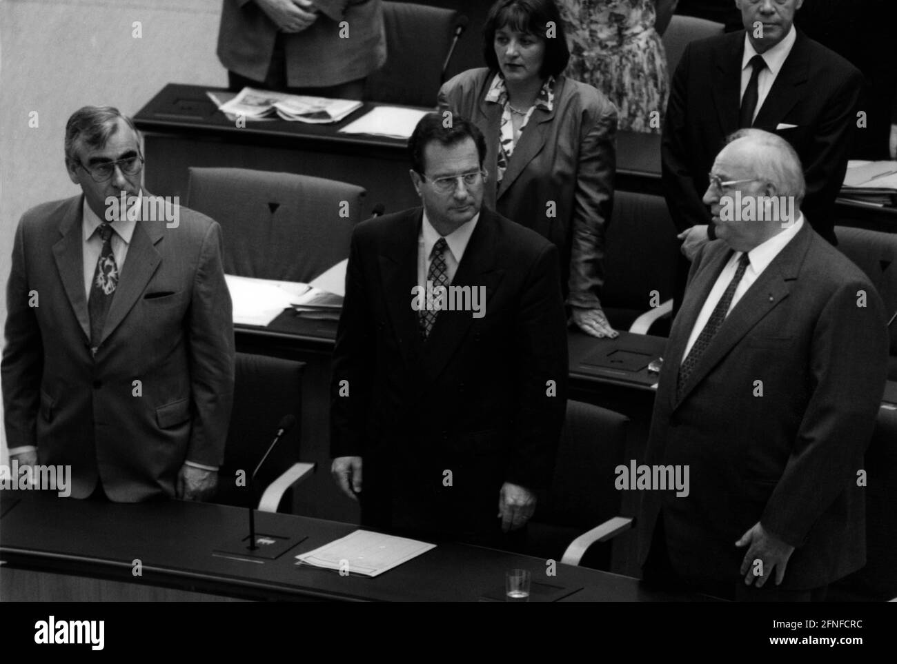 Auf der Regierungsbank im Deutschen Bundestag während der Debatte über den Einsatz deutscher Soldaten im ehemaligen Jugoslawien von links nach rechts. Bundesfinanzminister Theodor Waigel (CSU), Bundesaußenminister Klaus Kinkel (FDP) und Bundeskanzler Helmut Kohl (CDU). Hinter Kinkel, Bundesjustizministerin Sabine Leutheusser-Schnarrenberger. [Automatisierte Übersetzung] Stockfoto