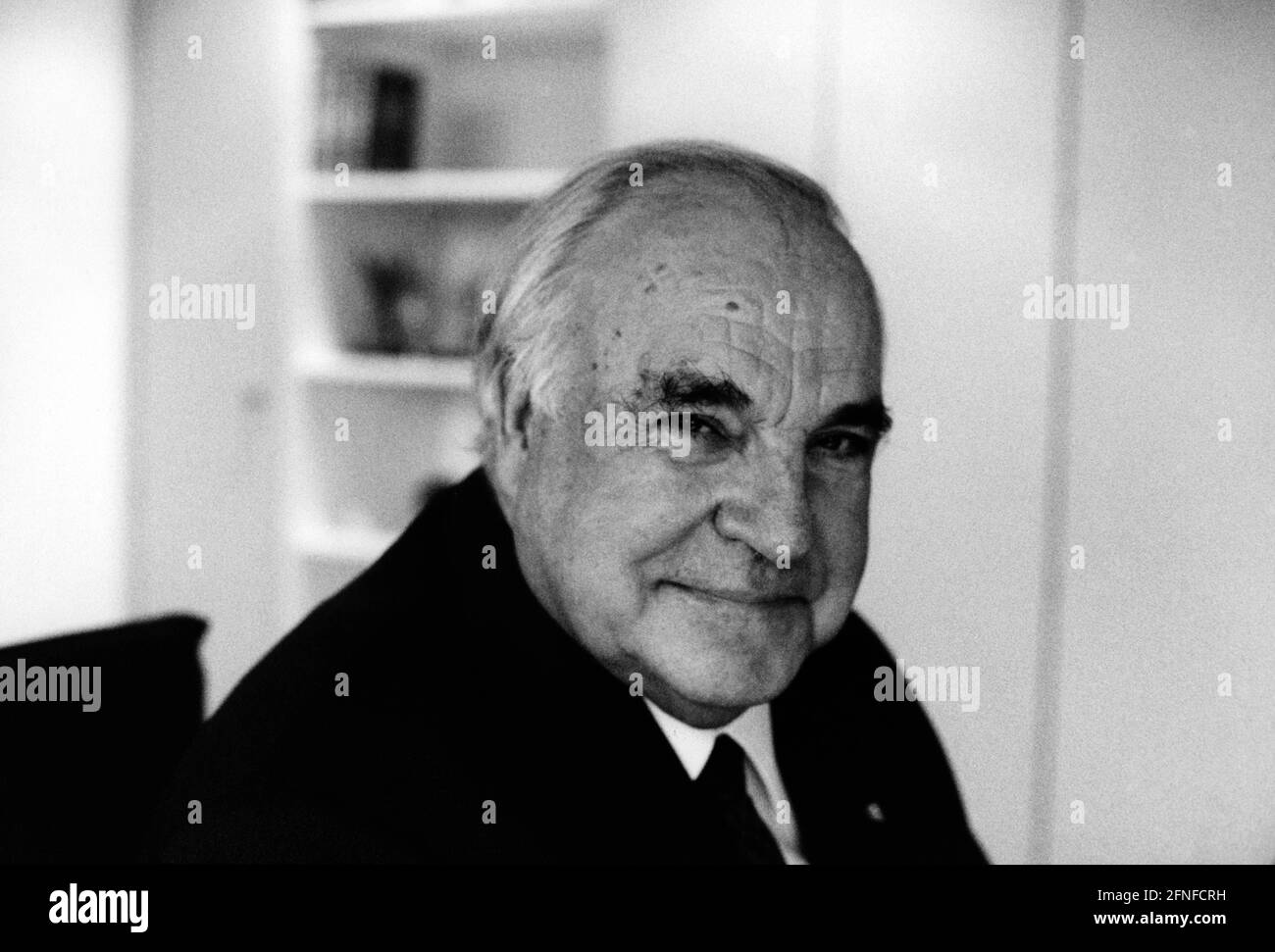 „der ehemalige deutsche Bundeskanzler Helmut Kohl (CDU) in seinem Berliner Büro, nachdem er der Öffentlichkeit die Existenz von „schwarzen Konten“ der CDU bestätigt hatte. [Automatisierte Übersetzung]' Stockfoto