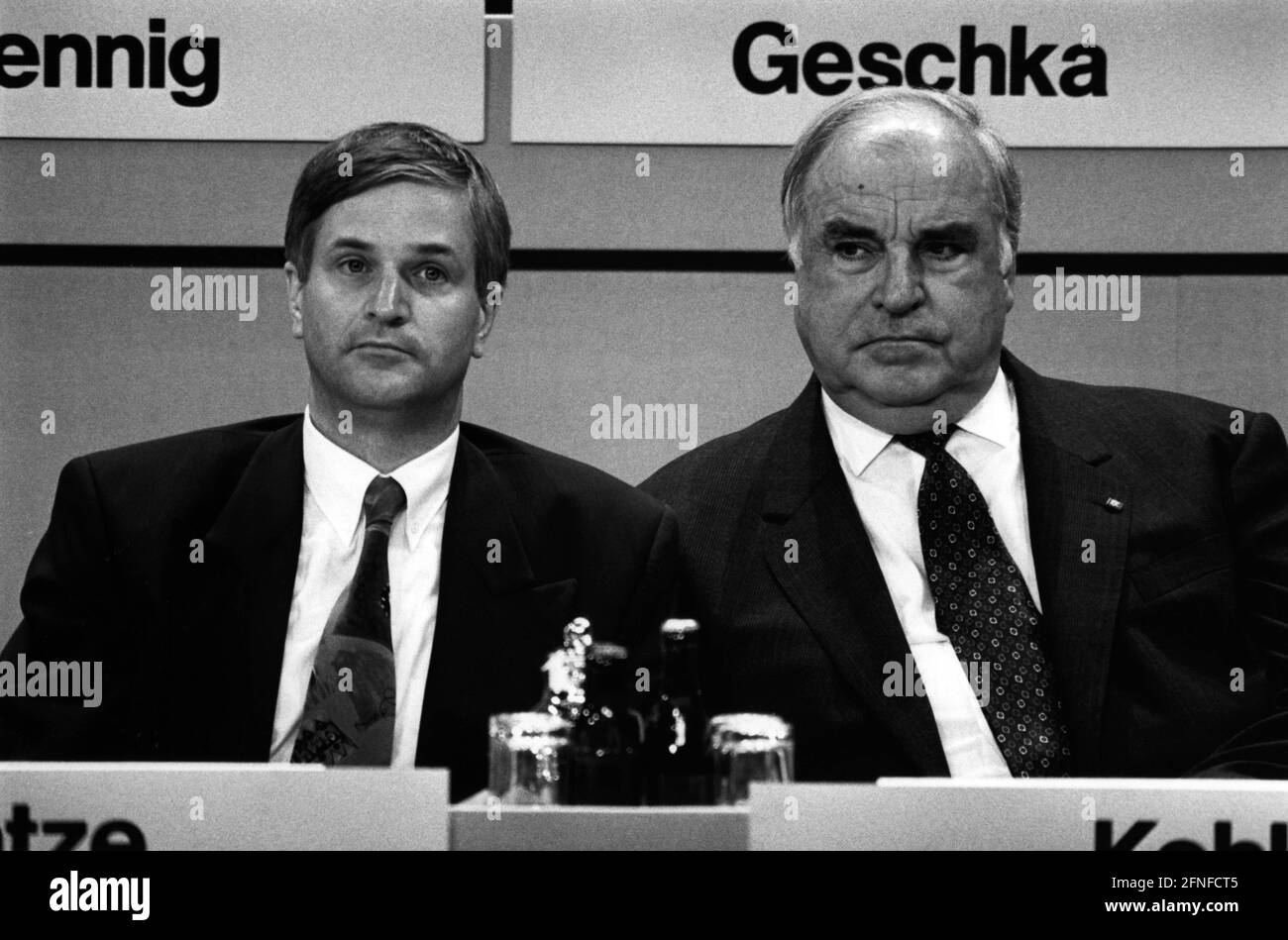 CDU-Generalsekretär Peter Hintze (links) und Bundesparteivorsitzender und Bundeskanzler Helmut Kohl (rechts) bei der CDU-Bundesparteikonferenz im ICC in Berlin. [Automatisierte Übersetzung] Stockfoto