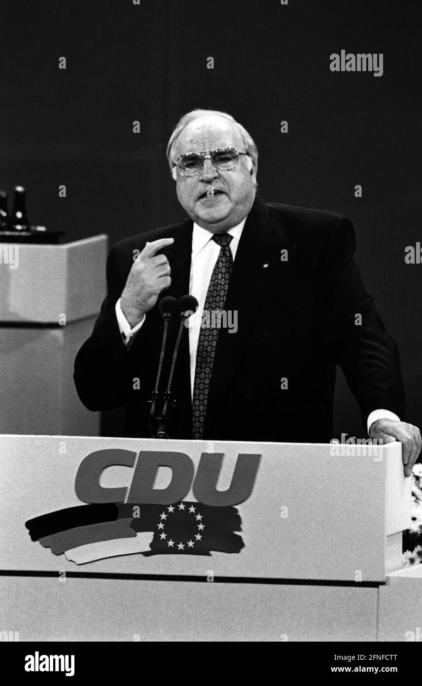 Bundeskanzler und CDU-Bundesvorsitzender Helmut Kohl auf dem Bundesparteitag der CDU im ICC in Berlin. [Automatisierte Übersetzung] Stockfoto