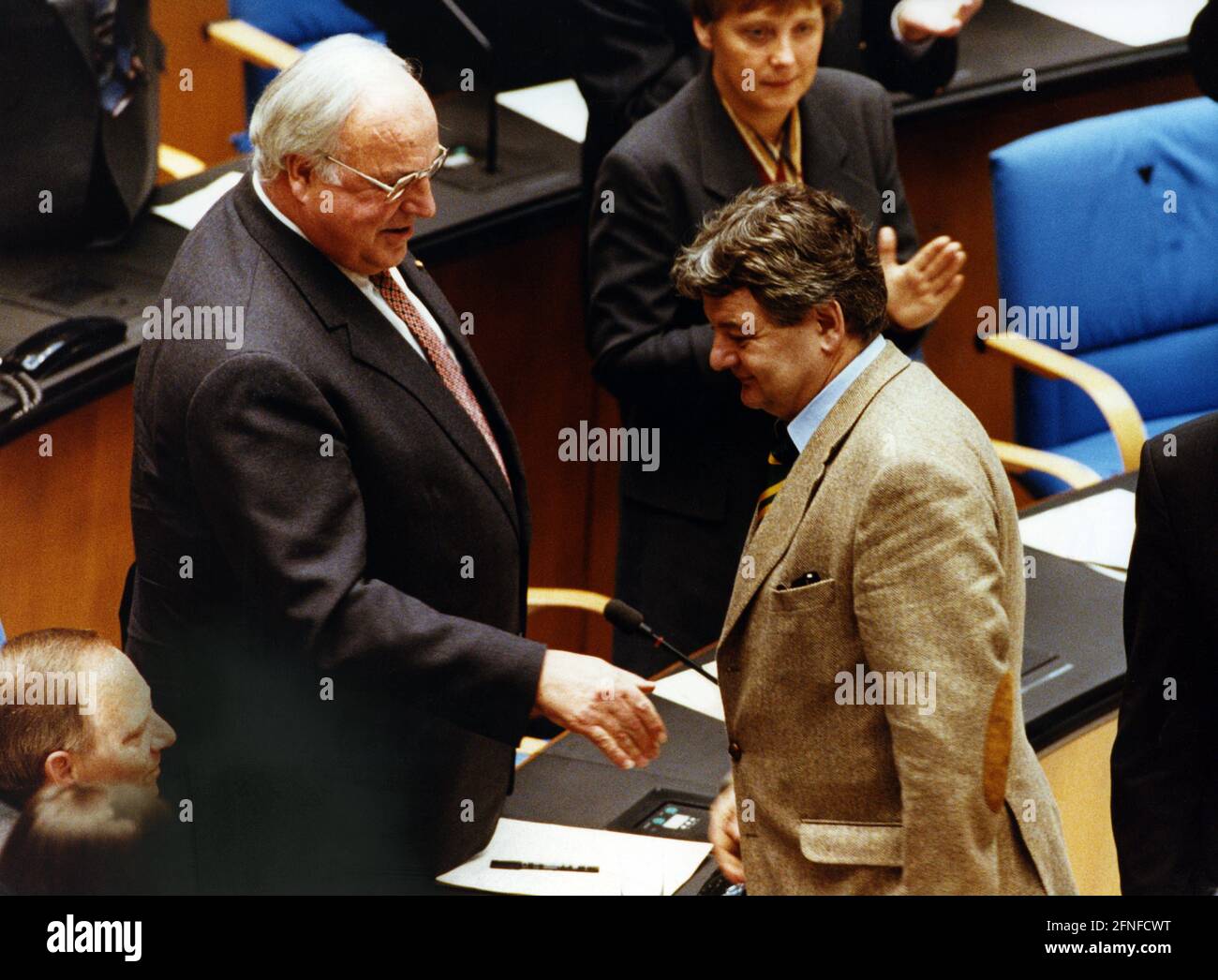 Joschka Fischer (rechts) gratuliert Helmut Kohl (links) zu seiner erneuten Kanzlerschaft im Bundestag. Links von Kohl, Wolfgang Schäuble, Vorsitzender der CDU/CSU-Bundestagsfraktion, rechts Angela Merkel. [Automatisierte Übersetzung] Stockfoto