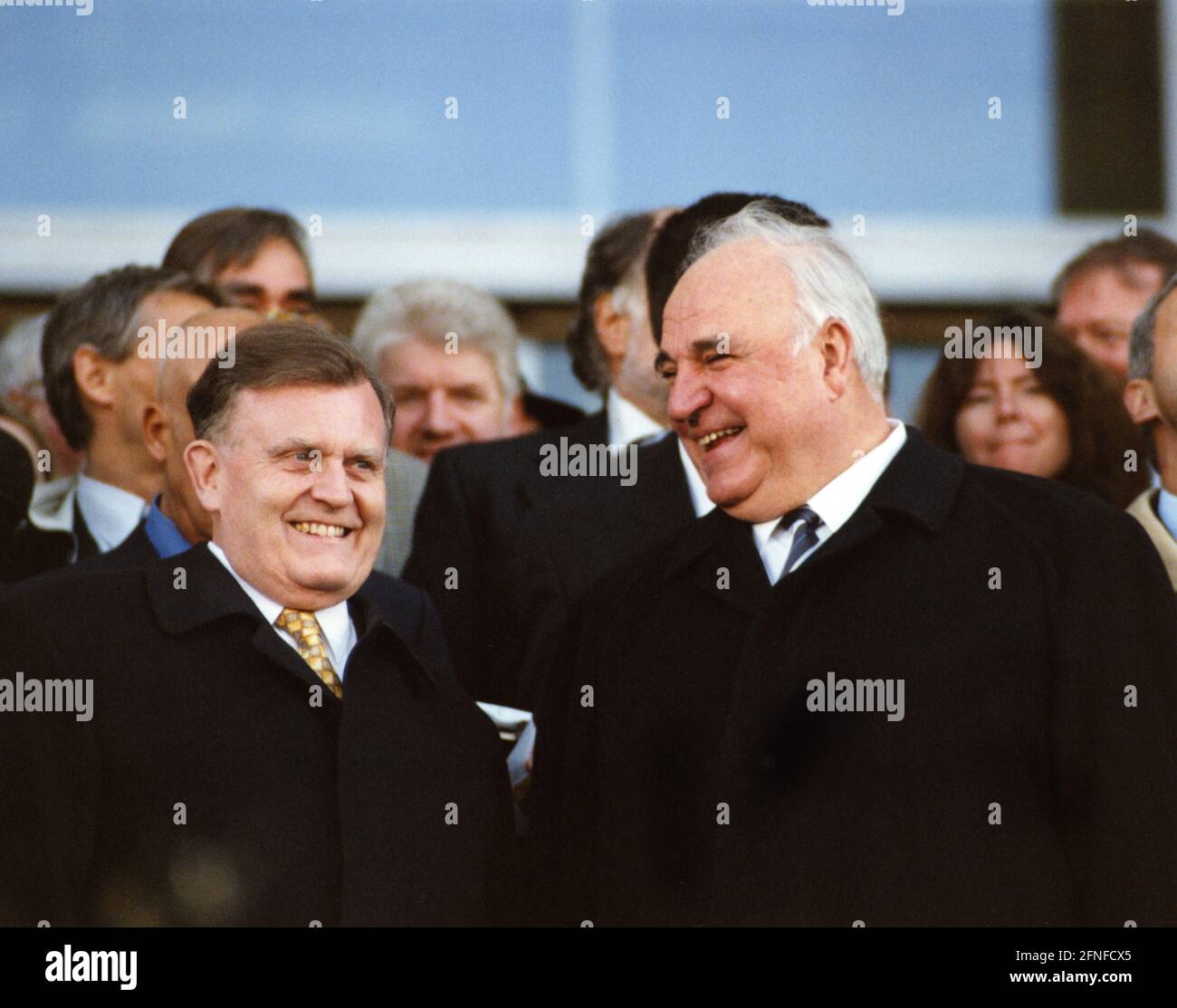 Eröffnung des neuen Reichstagsgebäudes, hier der ehemalige Bundeskanzler Helmut Kohl (rechts) und der baden-württembergische Ministerpräsident Erwin Teufel (links). [Automatisierte Übersetzung] Stockfoto