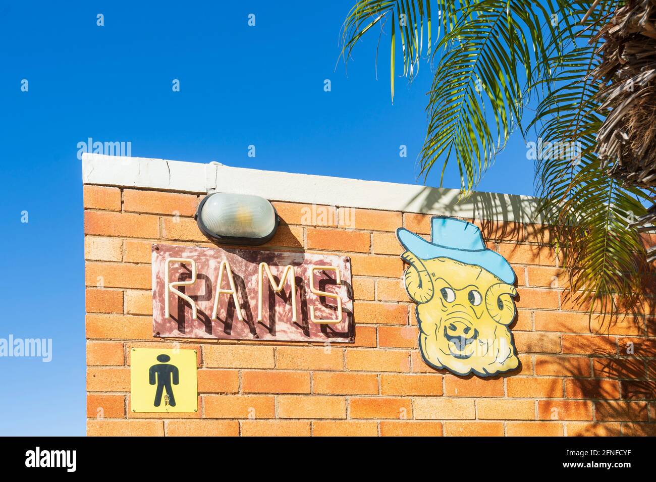 Humorvolle Rams unterschreiben für Herrentoiletten in Winton, Central Queensland, QLD, Australien Stockfoto