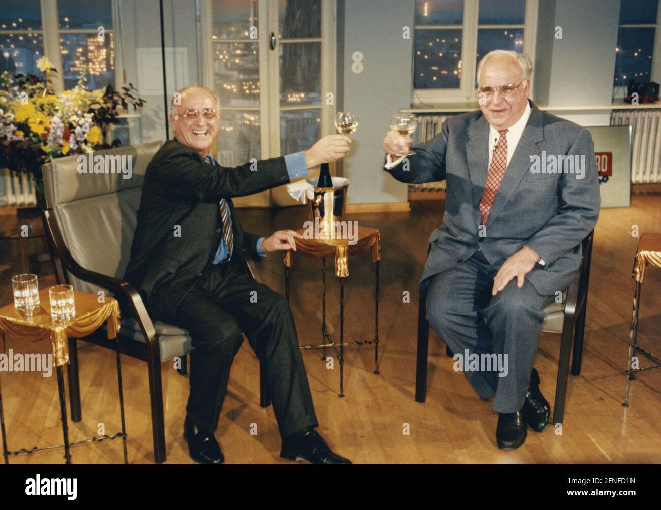 Bundeskanzler Hemut Kohl (rechts) zu Gast bei Alfred Bioloek in seiner ARD-Talkshow 'Boulevard Bio'. Es war der erste Besuch der Kanzlerin bei einer Talkshow. [Automatisierte Übersetzung] Stockfoto