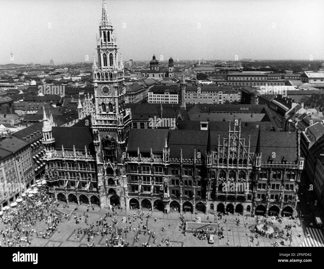 Blick auf das neue Rathaus und den Marienplatz. Im Hintergrund die Theatinerkirche. [Automatisierte Übersetzung] Stockfoto