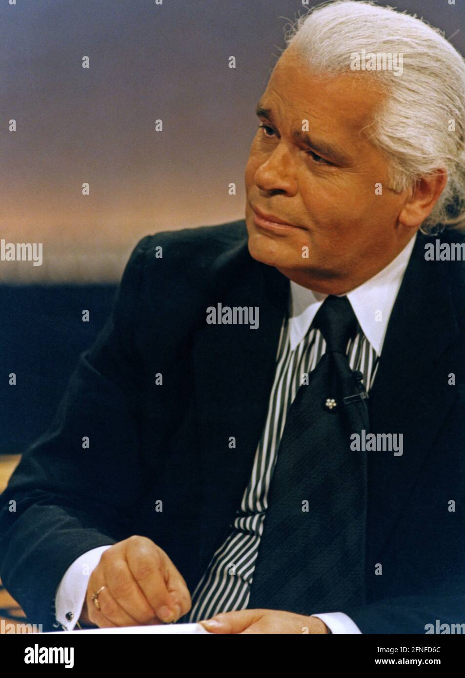 Der Designer Karl Lagerfeld ohne Sonnenbrille beim Zeichnen. Sein  Markenzeichen, die schwarze Sonnenbrille, die er auszieht, nur um zu  schlafen, zu fotografieren und zu zeichnen. [Automatisierte Übersetzung]  Stockfotografie - Alamy