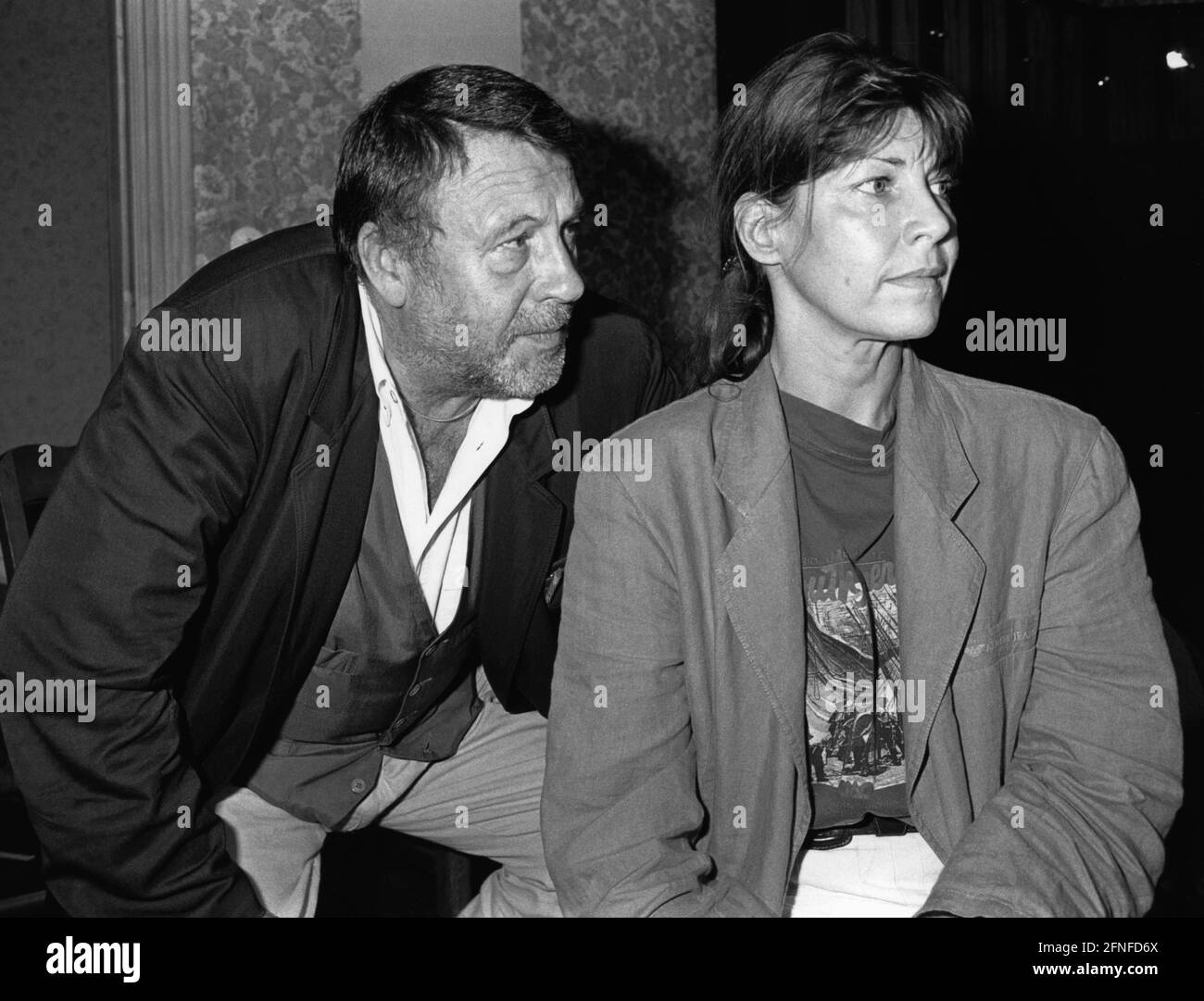 Günter Lamprecht (links) auf der Bühne mit seiner Partnerin Claudia Amm im Stück 'Herrengold', das später auch als 'Tator'-Krimi gedreht wurde. [Automatisierte Übersetzung] Stockfoto